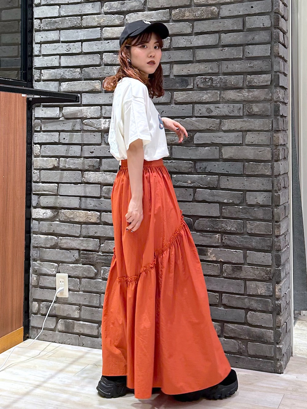 「休日スタイル、夏コーデ、白Tシャツ、スニーカー、キャップ、お出かけコーデ、ロゴT、PAGEBOY、骨格ウェーブ、スカート」｜「PAGEBOYのギャザ－ボリュームスカート（スカート、オレンジ系）」を使った、ayaさん（レディース・152cm）の夏コーディネートの3枚目の写真