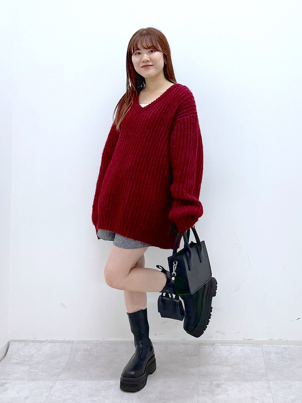 「冬コーデ、クリスマスに着たい服、マイベストコーデ2022、赤、休日スタイル、ショートパンツ、PAGEBOY、pageboylim、低身長コーデ、シンプルコーデ」｜「PAGEBOYのコンビスクエアバッグ（ショルダーバッグ、ブラック系）」を使った、ayaさん（レディース・152cm）の冬コーディネートの2枚目の写真