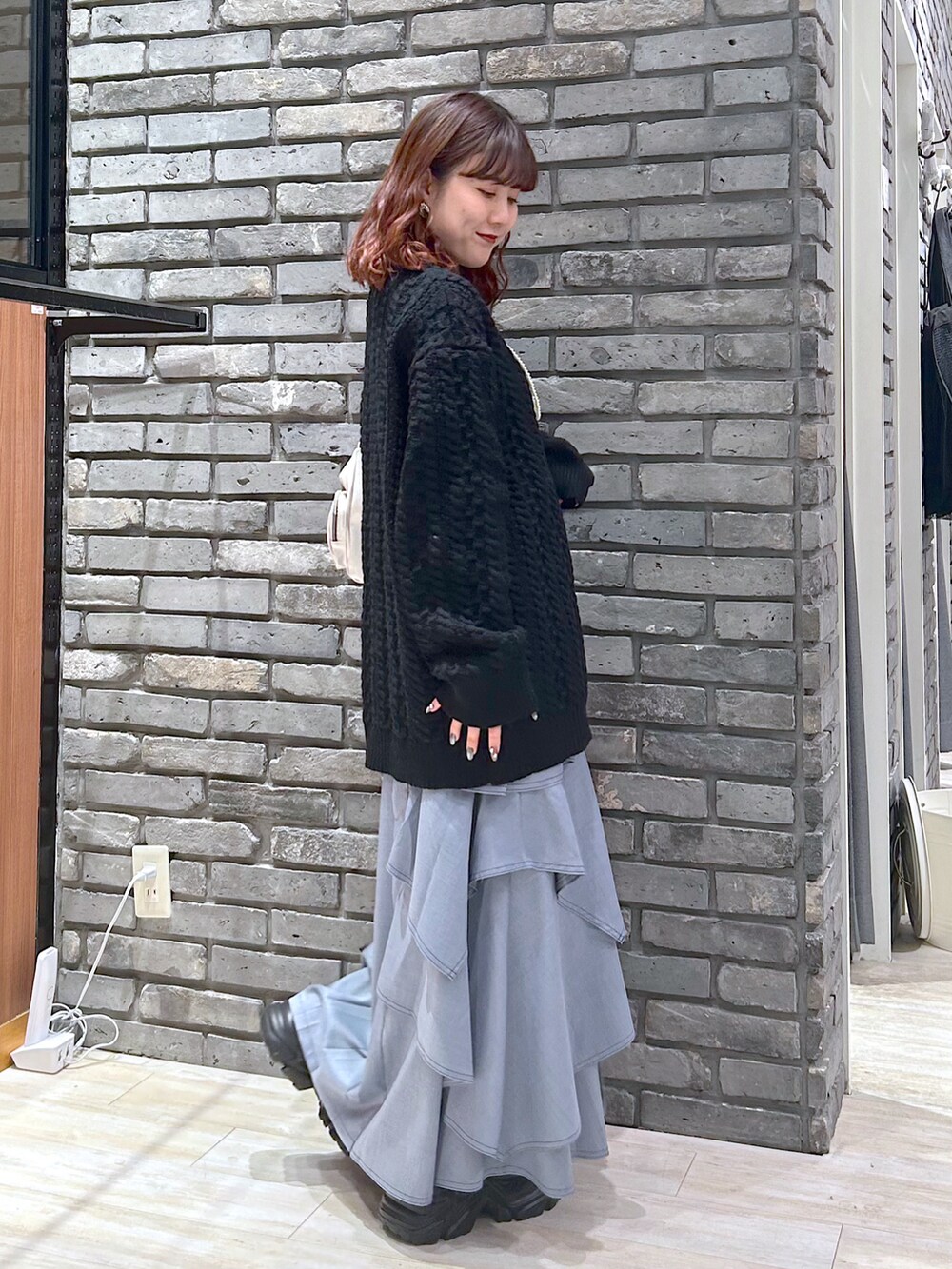 「真冬のあったかスタイル、休日スタイル、大人コーデ、オトナ女子、オトナカワイイ、レディースファッション、冬服コーデ、ニットコーデ、オトナカジュアル、低身長コーデ、スカートスタイル」｜「PAGEBOYのプラットチャンキースニーカー（スニーカー、ブラック系）」を使った、ayaさん（骨格ウェーブ・レディース・152cm）の冬コーディネートの4枚目の写真