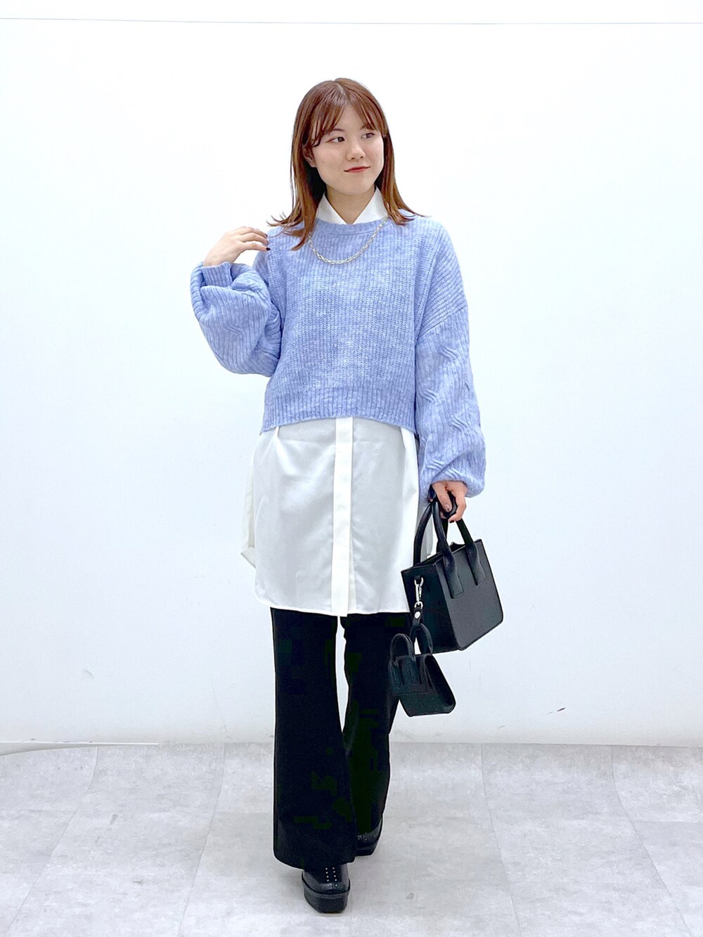 「冬コーデ、クリスマスに着たい服、レイヤードスタイル、マイベストコーデ2022、休日スタイル、きれいめカジュアル、PAGEBOY、スラックス、低身長コーデ、パンツスタイル」｜「PAGEBOYのコンビスクエアバッグ（ショルダーバッグ、ブラック系）」を使った、ayaさん（レディース・152cm）の冬コーディネートの2枚目の写真