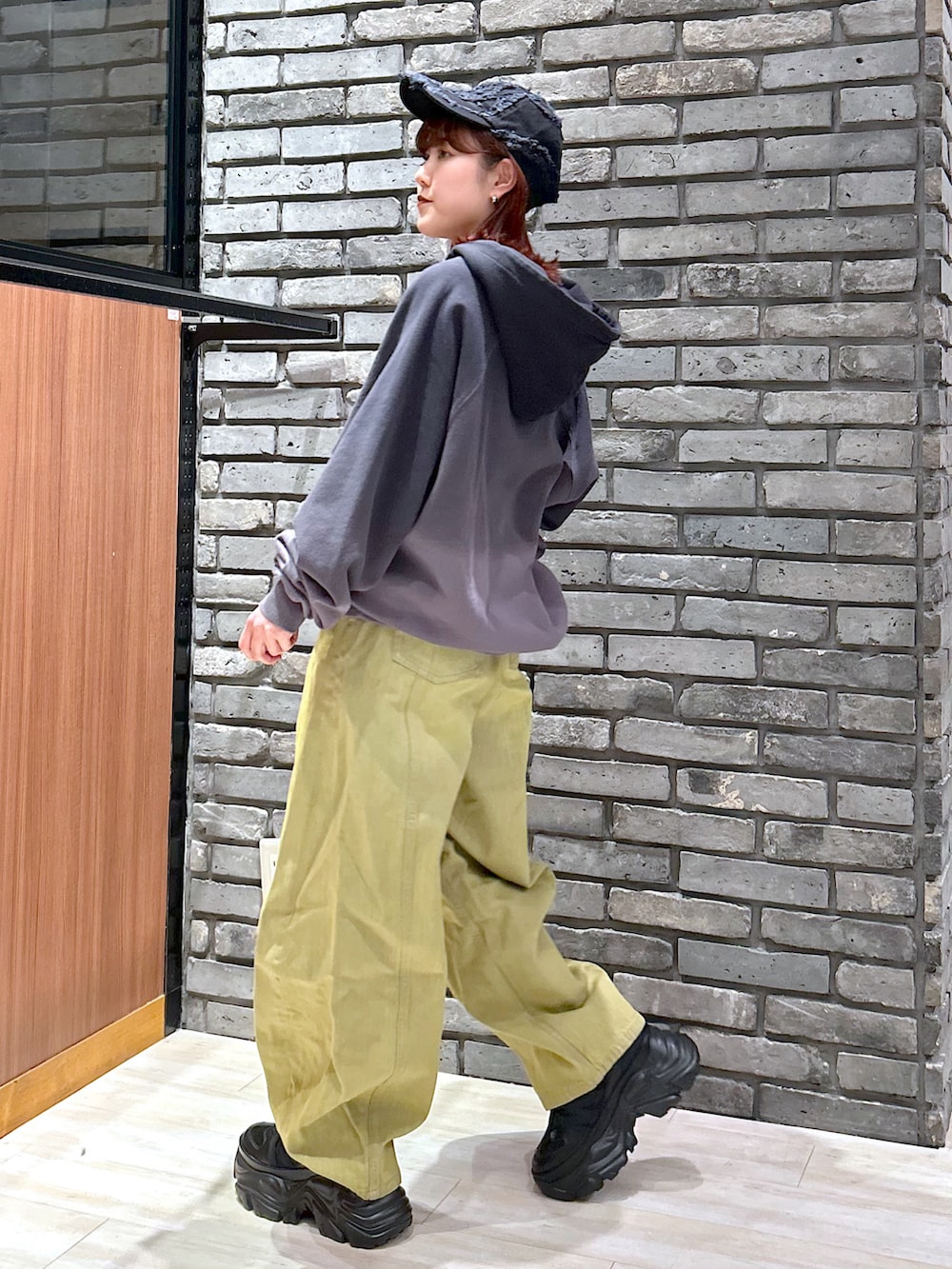 「今日のコーデ、春服コーデ、ゆるコーデ、グレー、ラクチンコーデ、キャップ、デニム、ラフコーデ、春カラー、PAGEBOY、PBLIM」｜「PBLIMの《UNISEX》バルーンデニム（デニムパンツ、イエロー系）」を使った、ayaさん（骨格ウェーブ・レディース・152cm）の春コーディネートの3枚目の写真
