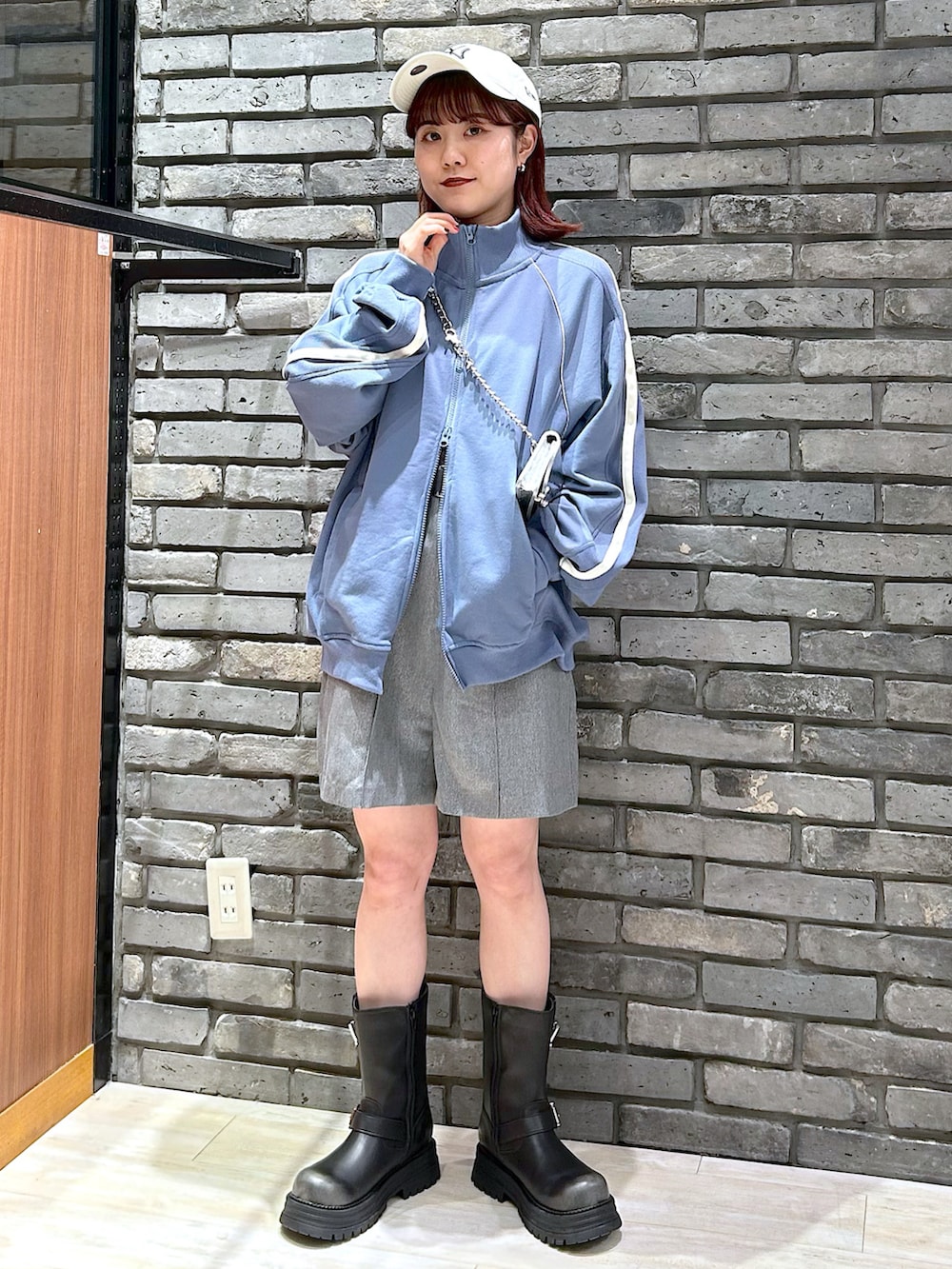 「春先取り、ラフコーデ、シンプルスタイル、オーバーサイズ、パンツスタイル、グレー、パンツコーデ、ブーツスタイル、PAGEBOY、キャップ、トラックスウェット、メンズライク」｜「PAGEBOYのアソートエンジニアブーツ（ブーツ、ブラック系）」を使った、ayaさん（骨格ウェーブ・レディース・152cm）の冬コーディネートの2枚目の写真