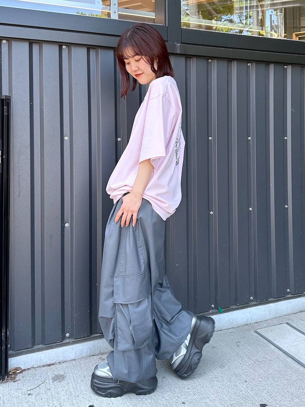 「低身長、カジュアル、差し色コーデ、休日コーデ、PAGEBOY、どっと変わっちゃえ、骨格ウェーブ_PAGEBOY、Anui」｜「Anuiの【UNISEX/3サイズ展開】TRタックパラシュートパンツ（カーゴパンツ、グレー系）」を使った、ayaさん（レディース・152cm）の春コーディネートの5枚目の写真