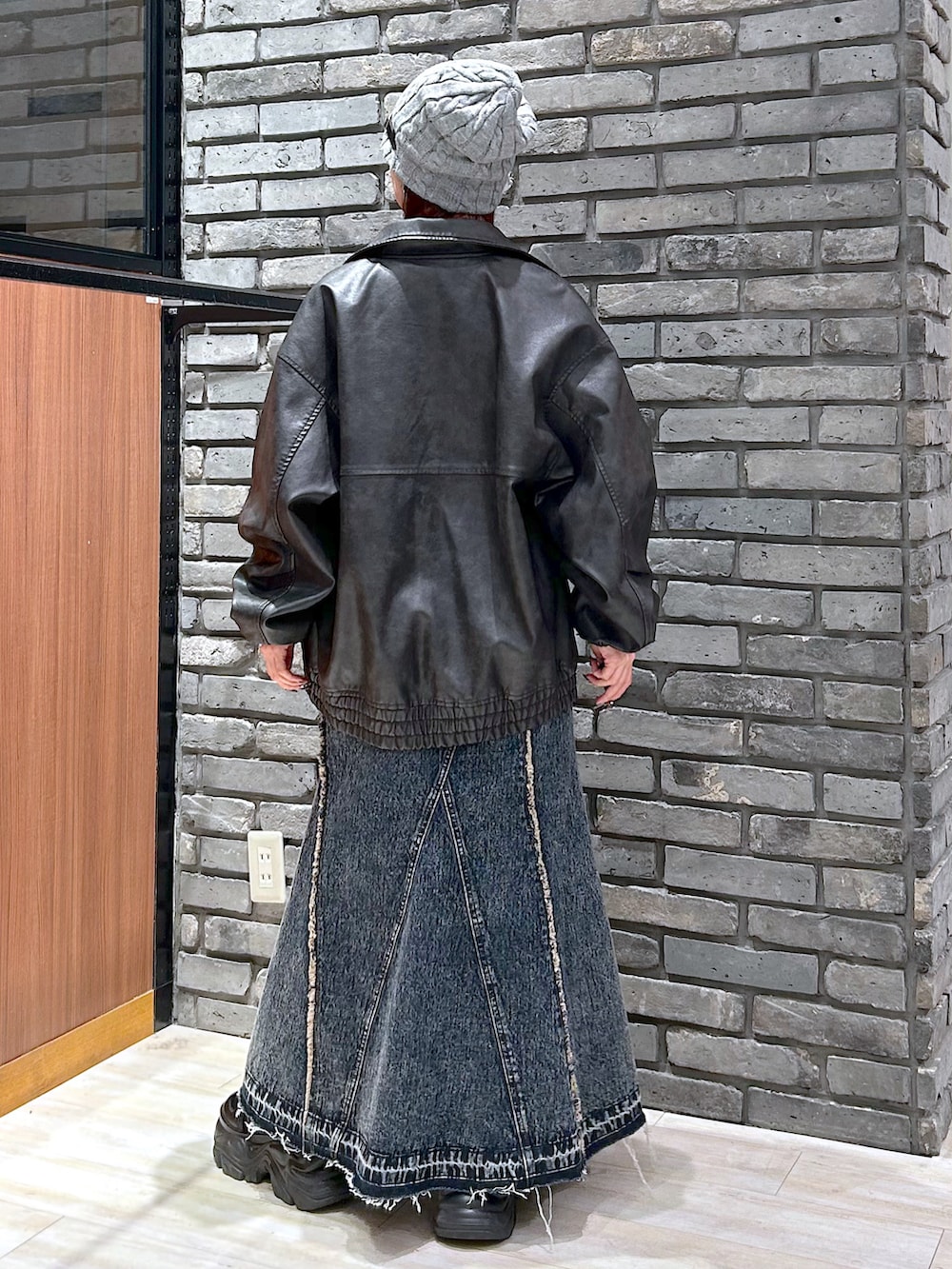 「カジュアルスタイル、秋冬コーデ、冬のコーデ、今日のコーデ、スカートコーデ、低身長コーデ、PAGEBOY、レザー、レザージャケット、デニムスカート」|「PAGEBOYのサンドヴィンテージレザーブルゾン(ブルゾン、ブラック系)」を使った、ayaさん(骨格ウェーブ・レディース・152cm)の冬コーディネートの5枚目の写真