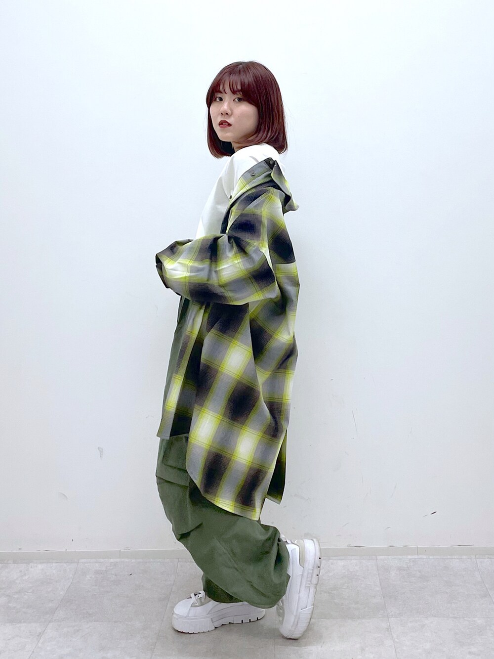 グリーン系のカーゴパンツ、グリーン系のシャツ/ブラウス、ホワイト系のTシャツ/カットソーを着用したレディースの夏コーディネートの3枚目の写真