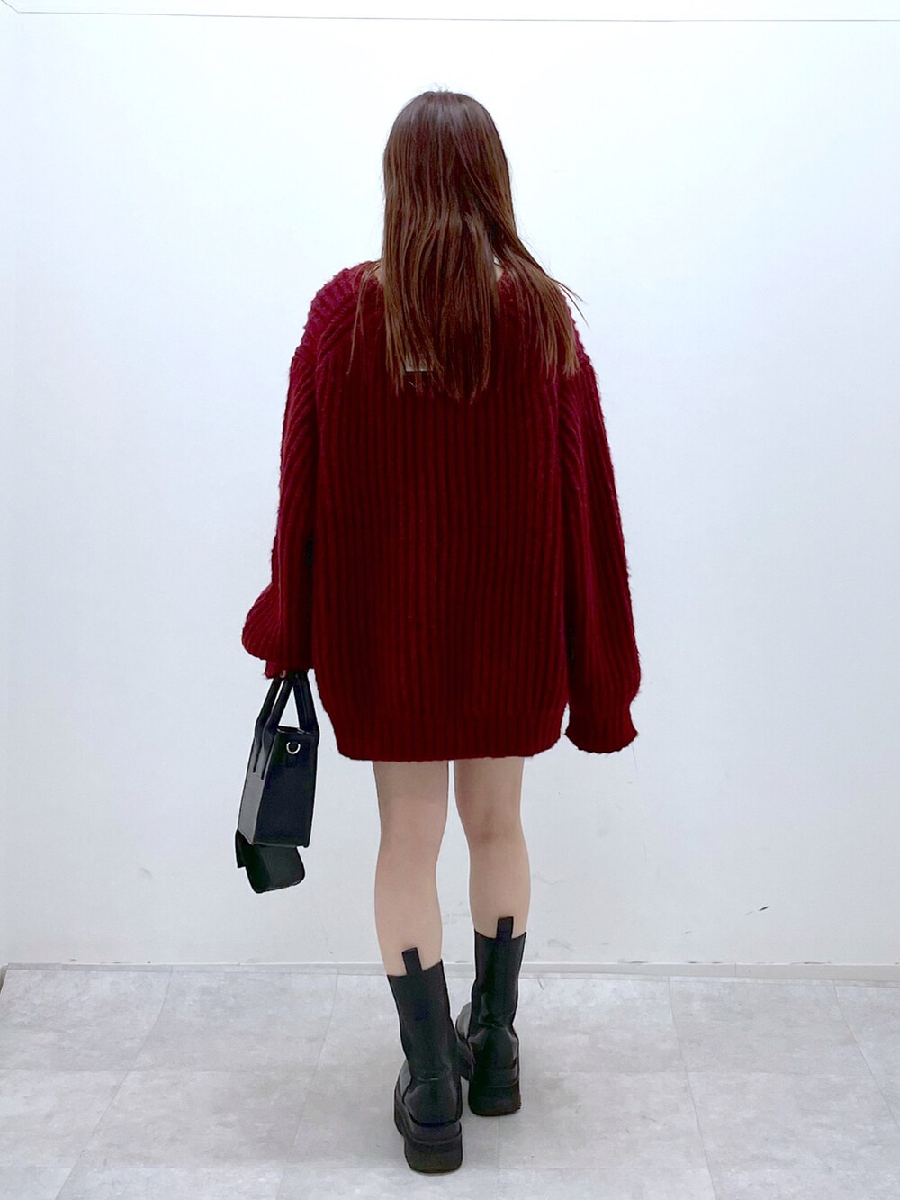 「冬コーデ、クリスマスに着たい服、マイベストコーデ2022、赤、休日スタイル、ショートパンツ、PAGEBOY、pageboylim、低身長コーデ、シンプルコーデ」｜「PAGEBOYのコンビスクエアバッグ（ショルダーバッグ、ブラック系）」を使った、ayaさん（レディース・152cm）の冬コーディネートの5枚目の写真
