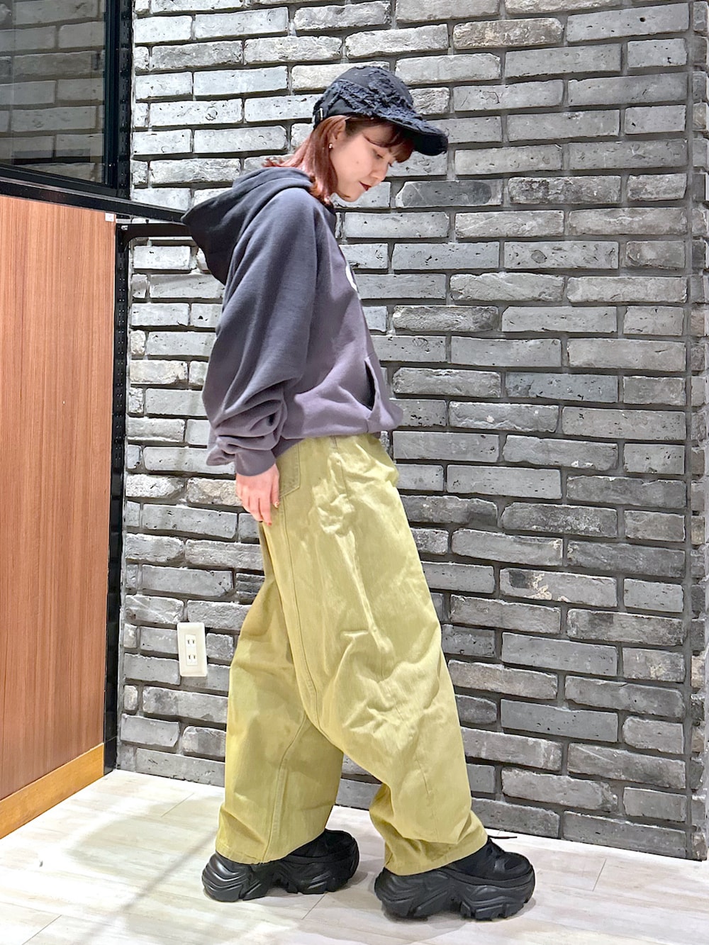 「今日のコーデ、春服コーデ、ゆるコーデ、グレー、ラクチンコーデ、キャップ、デニム、ラフコーデ、春カラー、PAGEBOY、PBLIM」｜「PBLIMの《UNISEX》バルーンデニム（デニムパンツ、イエロー系）」を使った、ayaさん（骨格ウェーブ・レディース・152cm）の春コーディネートの4枚目の写真
