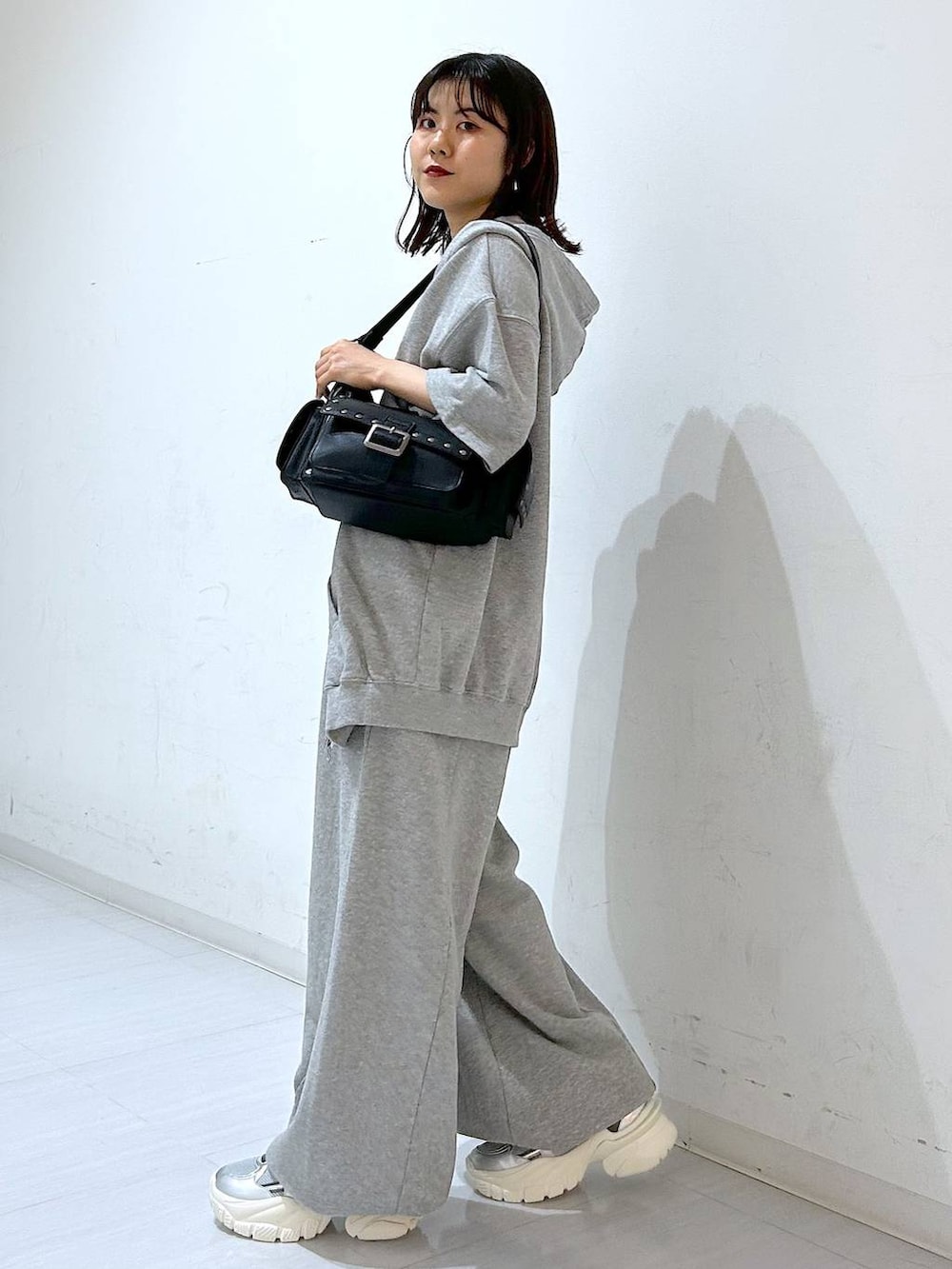 「低身長、カジュアル、差し色コーデ、休日コーデ、PAGEBOY、どっと変わっちゃえ、骨格ウェーブ_PAGEBOY、PBLIM」｜「PAGEBOYのダットコンビソールスニーカー（スニーカー、シルバー系）」を使った、ayaさん（レディース・152cm）の夏コーディネートの5枚目の写真