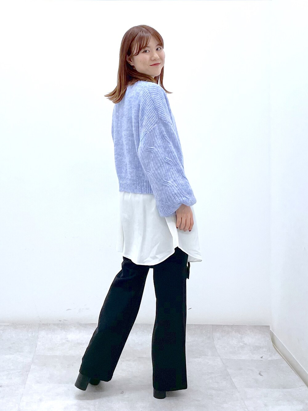 「冬コーデ、クリスマスに着たい服、レイヤードスタイル、マイベストコーデ2022、休日スタイル、きれいめカジュアル、PAGEBOY、スラックス、低身長コーデ、パンツスタイル」｜「PAGEBOYのコンビスクエアバッグ（ショルダーバッグ、ブラック系）」を使った、ayaさん（レディース・152cm）の冬コーディネートの4枚目の写真