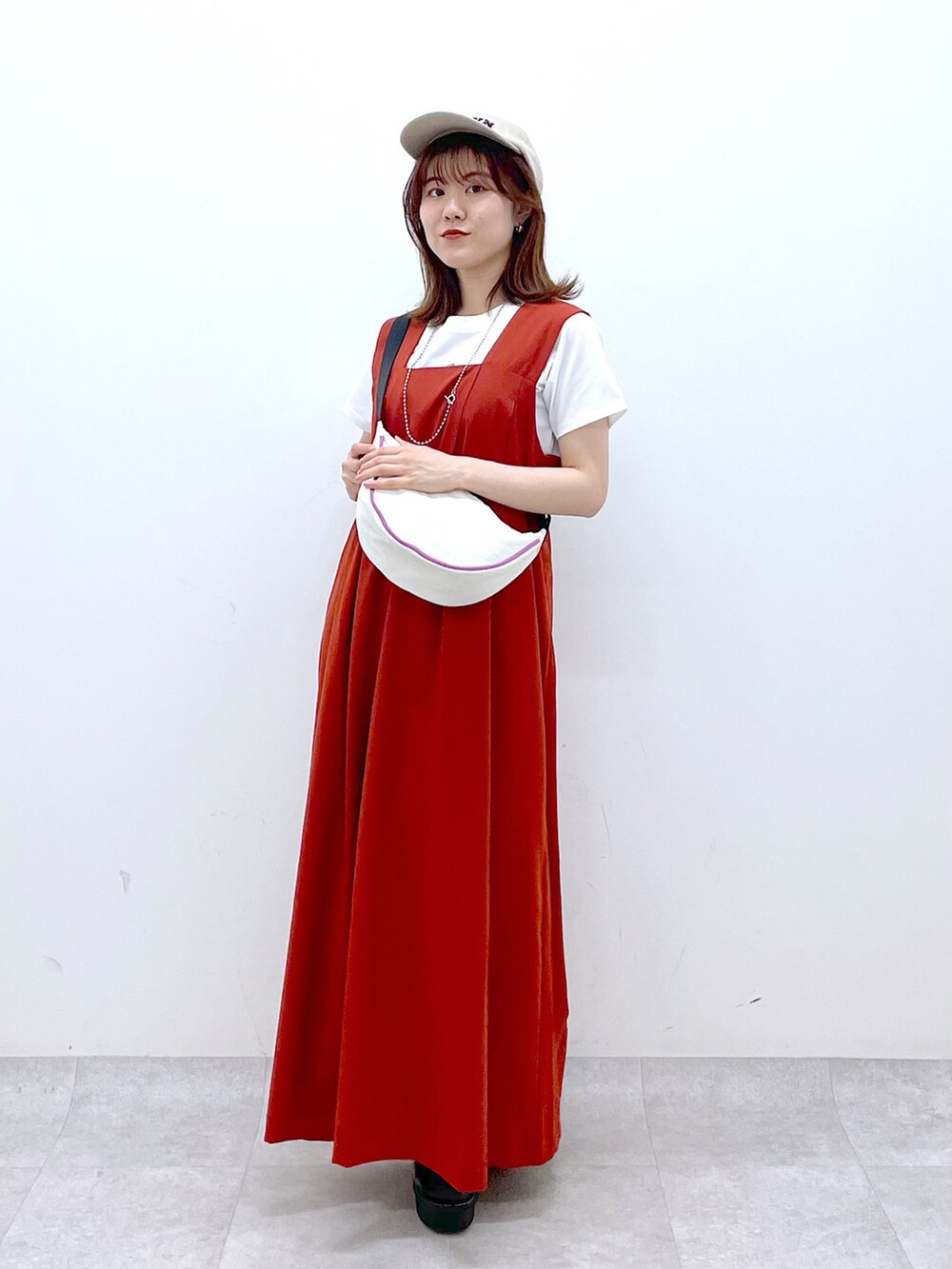 「休日スタイル、ビタミンカラー、厚底シューズ、春夏コーデ、キャップ、PAGEBOY、ジャンスカ、ワンピースコーデ、お出かけコーデ、低身長コーデ、お出かけコーデ日記」｜「PAGEBOYのタックボリュームジャンスカ（ジャンパースカート、オレンジ系）」を使った、ayaさん（レディース・152cm）の春コーディネートの3枚目の写真