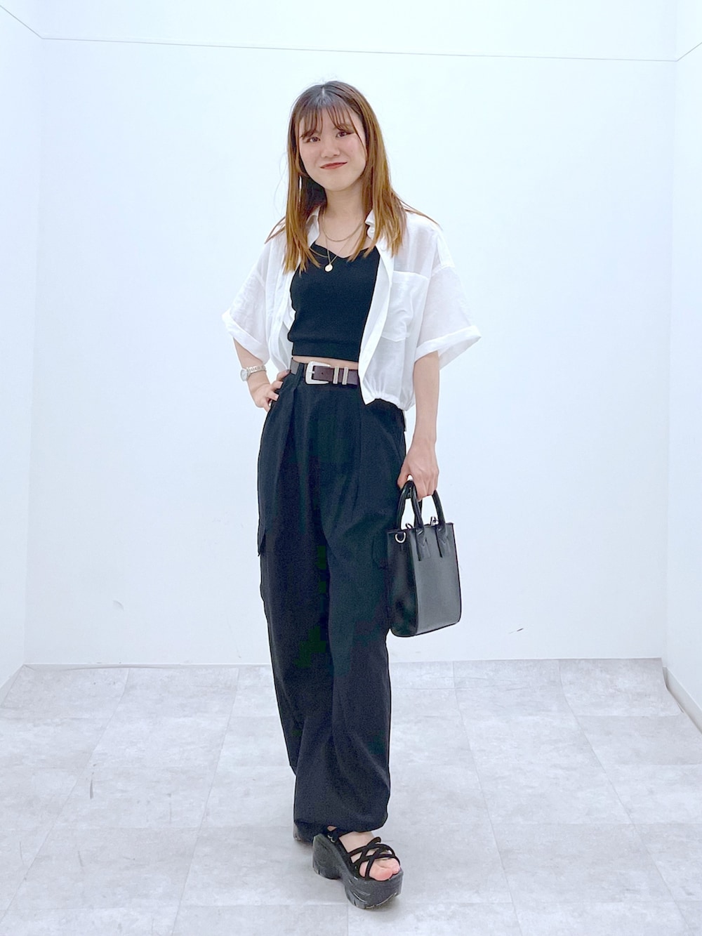 「厚底サンダル、シアーシャツ、シンプルコーデ、モノトーン、カーゴパンツ、PAGEBOY、夏コーデ、韓国ファッション、今日のコーデ、アウトドアスタイル」｜「PAGEBOYのワイドストラップショルダー（ショルダーバッグ、ブラック系）」を使った、ayaさん（レディース・152cm）の夏コーディネートの4枚目の写真