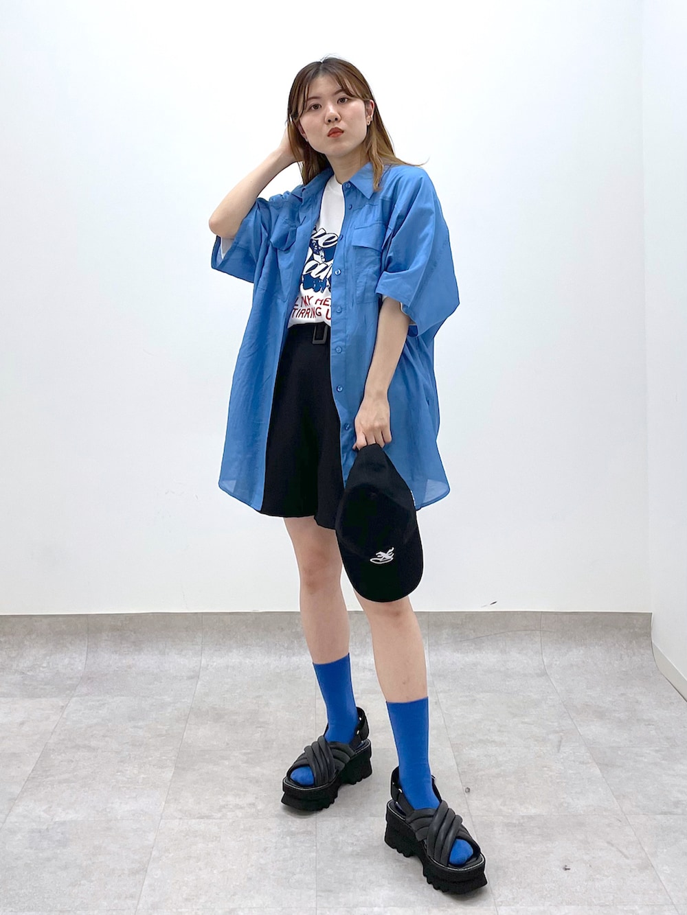 「カラーコーデ、カラーシャツ、PAGEBOY、pageboylim、ロゴT、ハーフパンツ、厚底シューズ、厚底サンダル、白Tシャツ、アウトドアスタイル、夏コーデ、シャツスタイル、休日スタイル、真夏のアクティブスタイル」｜「PAGEBOYのボリュームクロススポサン（サンダル、ブラック系）」を使った、ayaさん（レディース・152cm）の春コーディネートの2枚目の写真