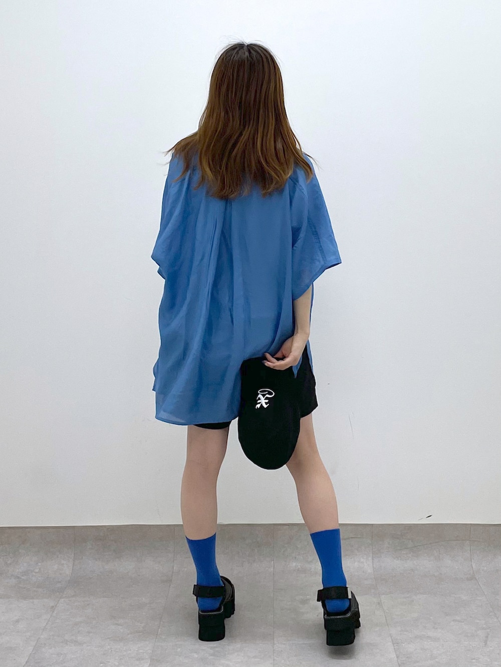「カラーコーデ、カラーシャツ、PAGEBOY、pageboylim、ロゴT、ハーフパンツ、厚底シューズ、厚底サンダル、白Tシャツ、アウトドアスタイル、夏コーデ、シャツスタイル、休日スタイル、真夏のアクティブスタイル」｜「PAGEBOYのボリュームクロススポサン（サンダル、ブラック系）」を使った、ayaさん（レディース・152cm）の春コーディネートの4枚目の写真