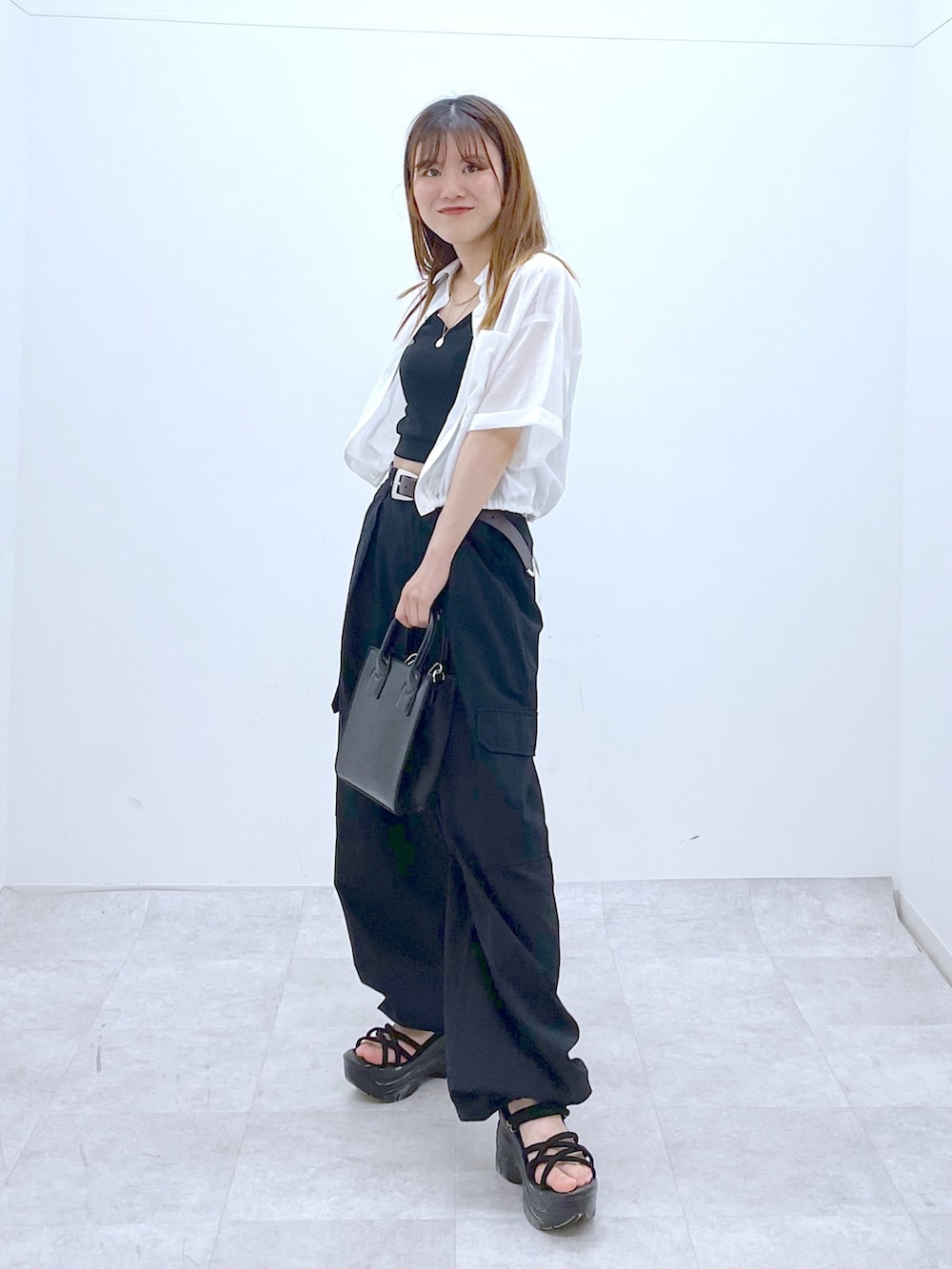 「厚底サンダル、シアーシャツ、シンプルコーデ、モノトーン、カーゴパンツ、PAGEBOY、夏コーデ、韓国ファッション、今日のコーデ、アウトドアスタイル」｜「PAGEBOYのワイドストラップショルダー（ショルダーバッグ、ブラック系）」を使った、ayaさん（レディース・152cm）の夏コーディネートの3枚目の写真