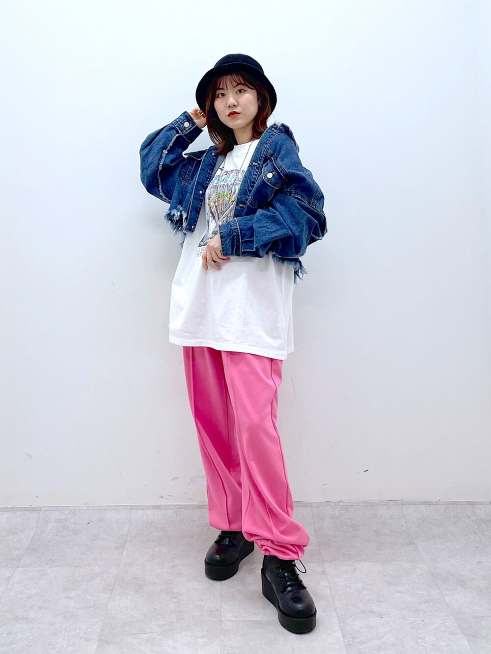 「いまどきジャケット写真、ピンク、春服コーデ、スウェット、デニムジャケット、おでかけコーデ、ショートブーツ、休日スタイル、カラーパンツ、春コーデ、PAGEBOY、pageboylim」｜「PBLIMのPAGEBOYLIM/ワイドスウェットパンツ（スウェットパンツ、ピンク系）」を使った、ayaさん（レディース・152cm）の春コーディネートの2枚目の写真