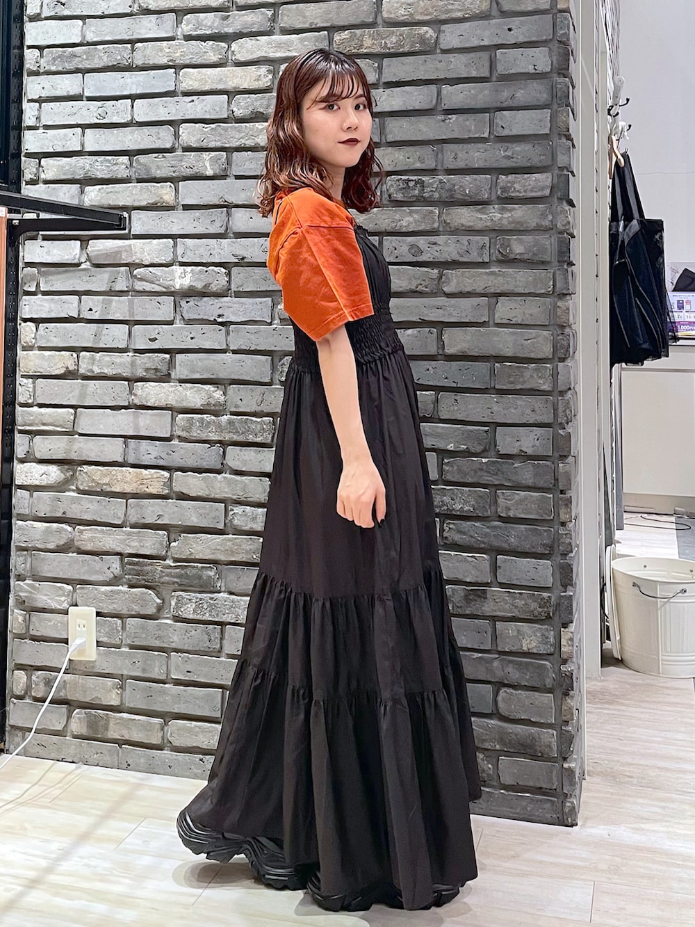 「ロゴT、テーマパークコーデ、ワンピース、スニーカー、フェススタイル、厚底シューズ、キャミワンピ、休日スタイル、PAGEBOY、夏コーデ」｜「PAGEBOYのパテッドエナメルショルダー（ショルダーバッグ、シルバー系）」を使った、ayaさん（レディース・152cm）の夏コーディネートの4枚目の写真