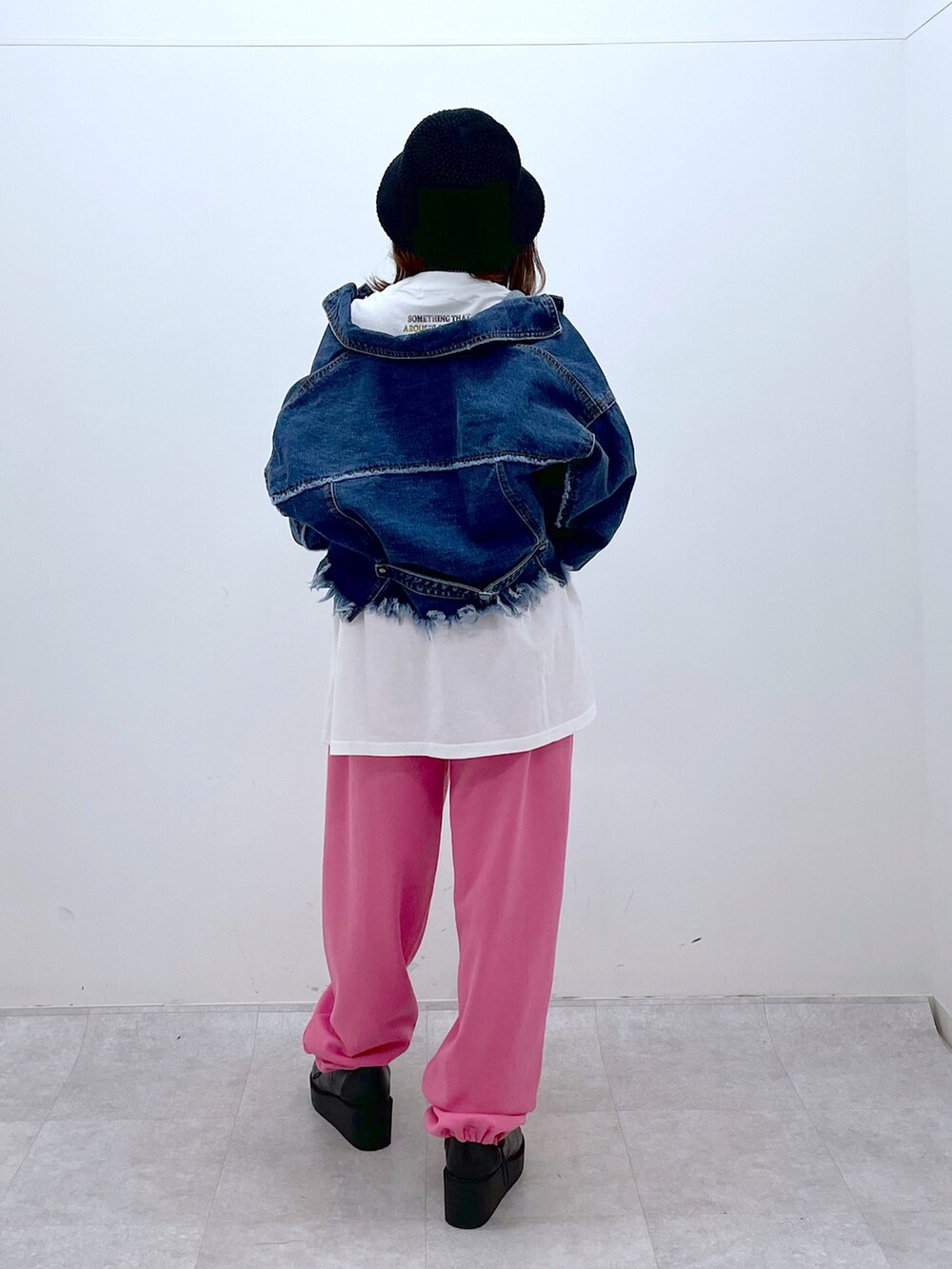 「いまどきジャケット写真、ピンク、春服コーデ、スウェット、デニムジャケット、おでかけコーデ、ショートブーツ、休日スタイル、カラーパンツ、春コーデ、PAGEBOY、pageboylim」｜「PBLIMのPAGEBOYLIM/ワイドスウェットパンツ（スウェットパンツ、ピンク系）」を使った、ayaさん（レディース・152cm）の春コーディネートの5枚目の写真