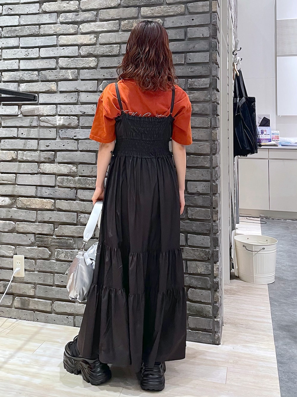「ロゴT、テーマパークコーデ、ワンピース、スニーカー、フェススタイル、厚底シューズ、キャミワンピ、休日スタイル、PAGEBOY、夏コーデ」｜「PAGEBOYのパテッドエナメルショルダー（ショルダーバッグ、シルバー系）」を使った、ayaさん（レディース・152cm）の夏コーディネートの5枚目の写真
