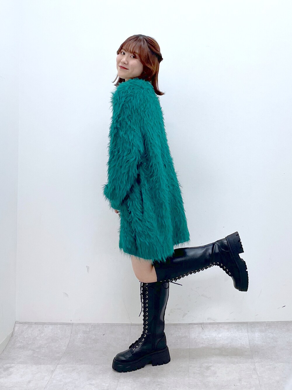 グリーン系のカーディガン/ボレロ、ブラック系のその他パンツ、ホワイト系のTシャツ/カットソーを着用したレディースの秋コーディネートの3枚目の写真