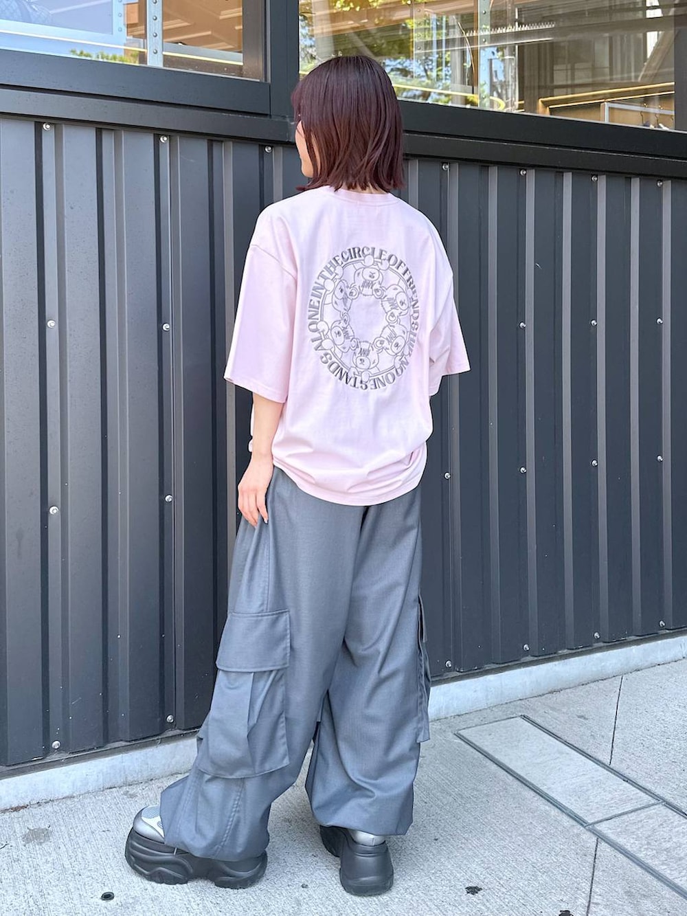 「低身長、カジュアル、差し色コーデ、休日コーデ、PAGEBOY、どっと変わっちゃえ、骨格ウェーブ_PAGEBOY、Anui」｜「Anuiの【UNISEX/3サイズ展開】TRタックパラシュートパンツ（カーゴパンツ、グレー系）」を使った、ayaさん（レディース・152cm）の春コーディネートの6枚目の写真