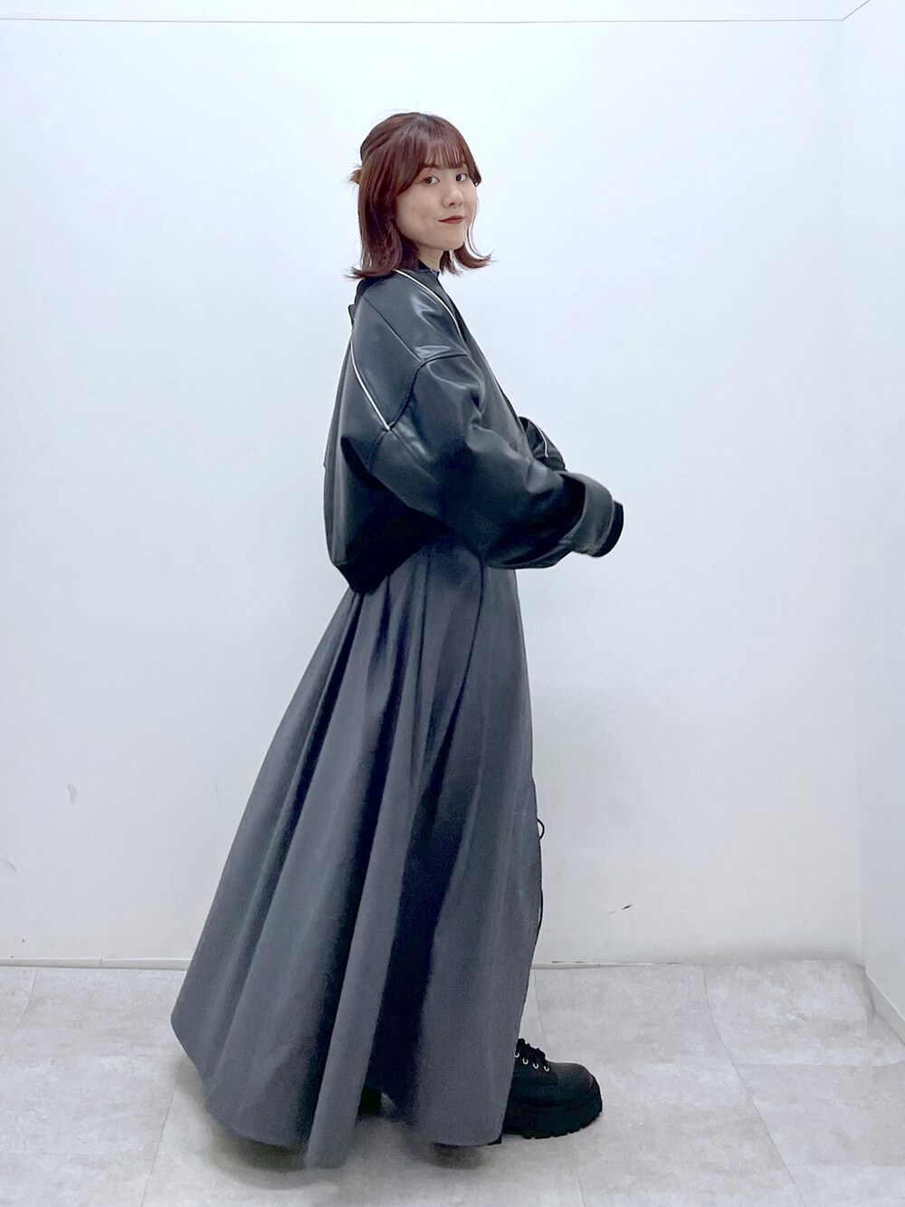 「ロングスカート、休日スタイル、ブーツ、PAGEBOY、レザージャケット、モード、骨格ウェーブ、低身長コーデ、152cm、秋冬コーデ」｜「PAGEBOYのフェイクレザーパイピングショートブルゾン（ブルゾン、ブラック系）」を使った、ayaさん（レディース・152cm）の秋コーディネートの4枚目の写真