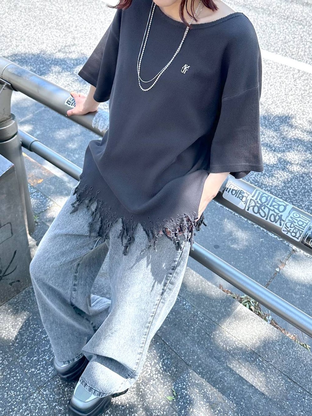 「低身長、カジュアル、差し色コーデ、休日コーデ、PAGEBOY、どっと変わっちゃえ、骨格ウェーブ_PAGEBOY、Anui」｜「Anuiの【UNISEX/3サイズ展開】バックラインデニム（デニムパンツ、ブラック系）」を使った、ayaさん（レディース・152cm）の春コーディネートの6枚目の写真