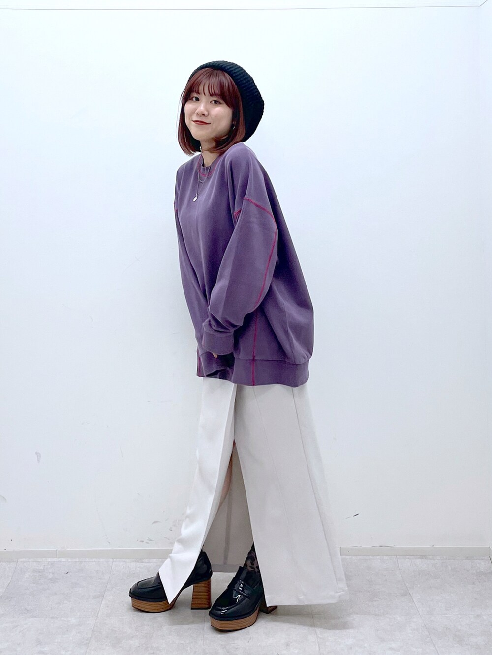 「カラー×コーデ、ロングスカート、休日スタイル、ローファー、秋コーデ、お出かけコーデ、PAGEBOY、骨格ウェーブ、低身長、シンプルコーデ」｜「PAGEBOYのWクロススリットスカート（スカート、ベージュ系）」を使った、ayaさん（レディース・152cm）の秋コーディネートの3枚目の写真