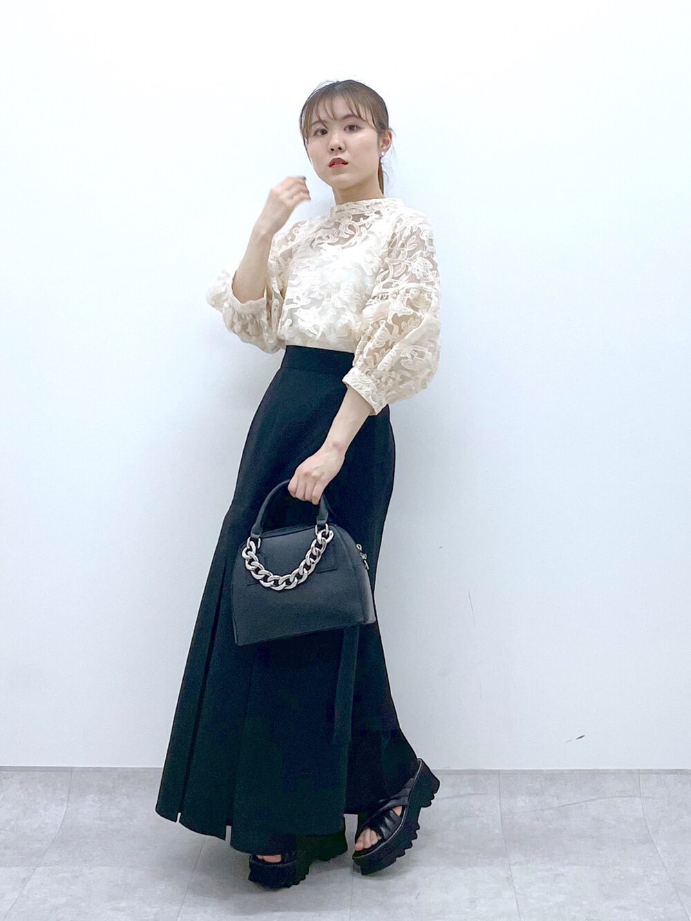「ごきげんウィーク、PAGEBOY、デート、デートスタイル（WOMEN）、スカート、ブラウス、ブラウスコーデ、休日スタイル、キレイめ、低身長コーデ、厚底シューズ」｜「PAGEBOYのチェーンミニボストンバッグ（ショルダーバッグ、ブラック系）」を使った、ayaさん（レディース・152cm）の春コーディネートの3枚目の写真
