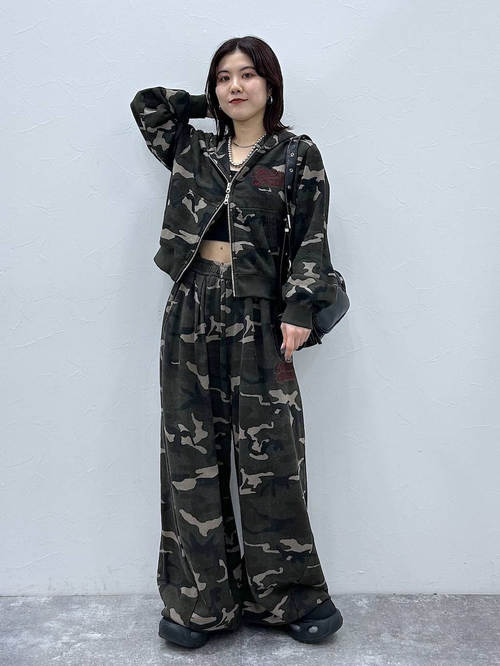 その他のスウェットパンツを着用したレディースの秋コーディネートの3枚目の写真