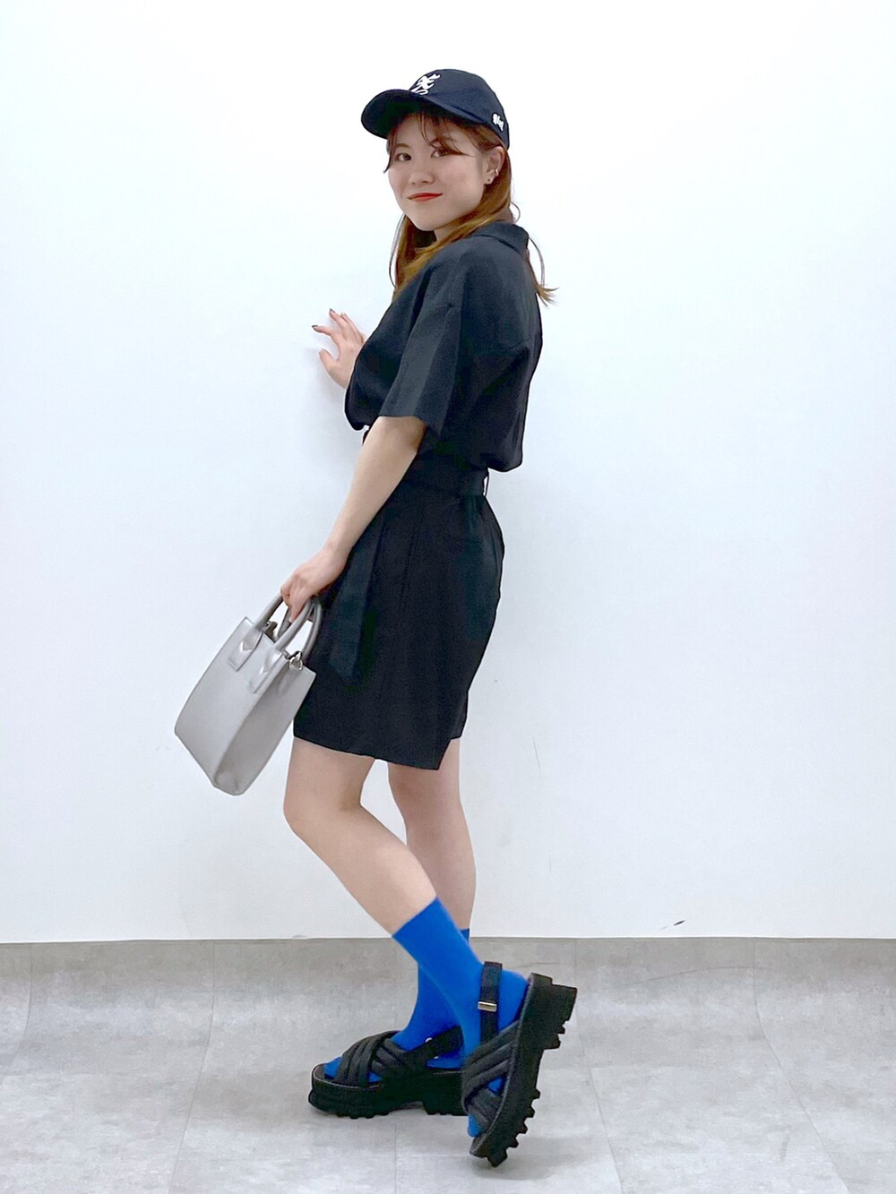 「PAGEBOY、コンビネゾン、ブラック、夏コーデ、オールインワン、サンダル、サンダルに靴下、バッグ、カジュアル、低身長、厚底シューズ、キャップ、厚底サンダル」｜「PAGEBOYのボリュームクロススポサン（サンダル、ブラック系）」を使った、ayaさん（レディース・152cm）の春コーディネートの3枚目の写真