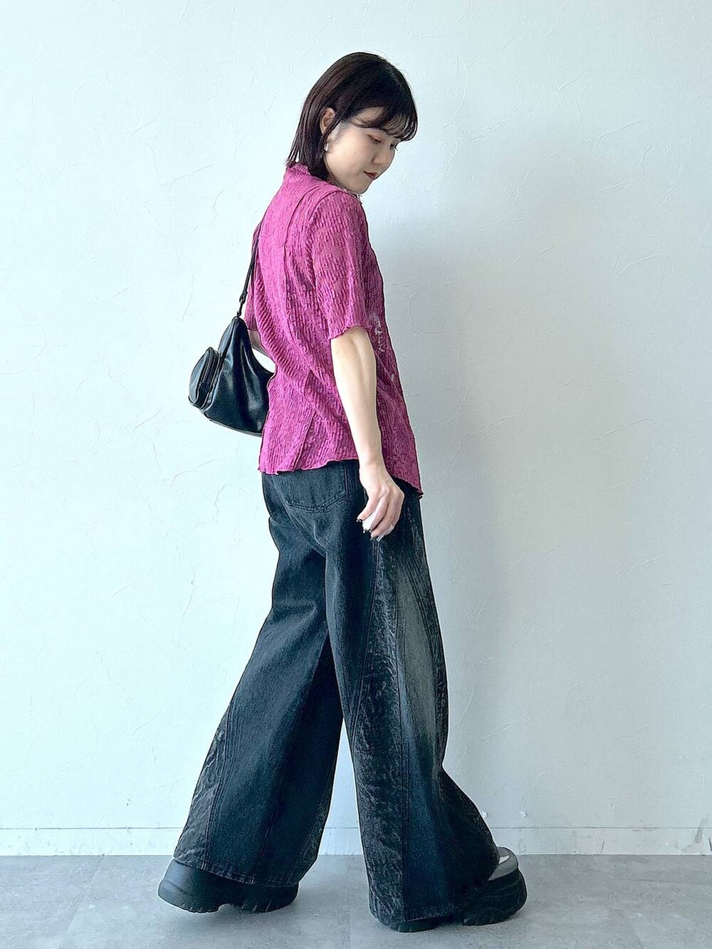 「低身長、カジュアル、差し色コーデ、休日コーデ、PAGEBOY、どっと変わっちゃえ、骨格ウェーブ_PAGEBOY」｜「PAGEBOYのアウトポケットBAG（ショルダーバッグ、ブラック系）」を使った、ayaさん（レディース・152cm）の夏コーディネートの3枚目の写真