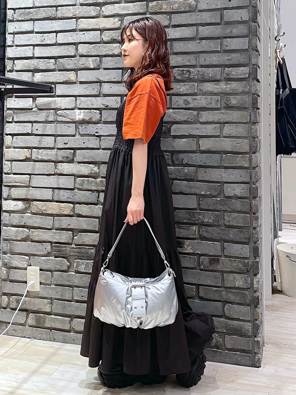「ロゴT、テーマパークコーデ、ワンピース、スニーカー、フェススタイル、厚底シューズ、キャミワンピ、休日スタイル、PAGEBOY、夏コーデ」｜「PAGEBOYのパテッドエナメルショルダー（ショルダーバッグ、シルバー系）」を使った、ayaさん（レディース・152cm）の夏コーディネートの3枚目の写真