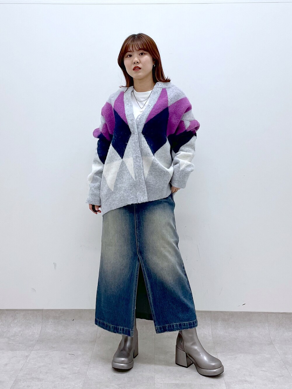 ブルー系のスカート、その他のブーツ、グレー系のカーディガン/ボレロを着用したレディースの秋コーディネートの3枚目の写真