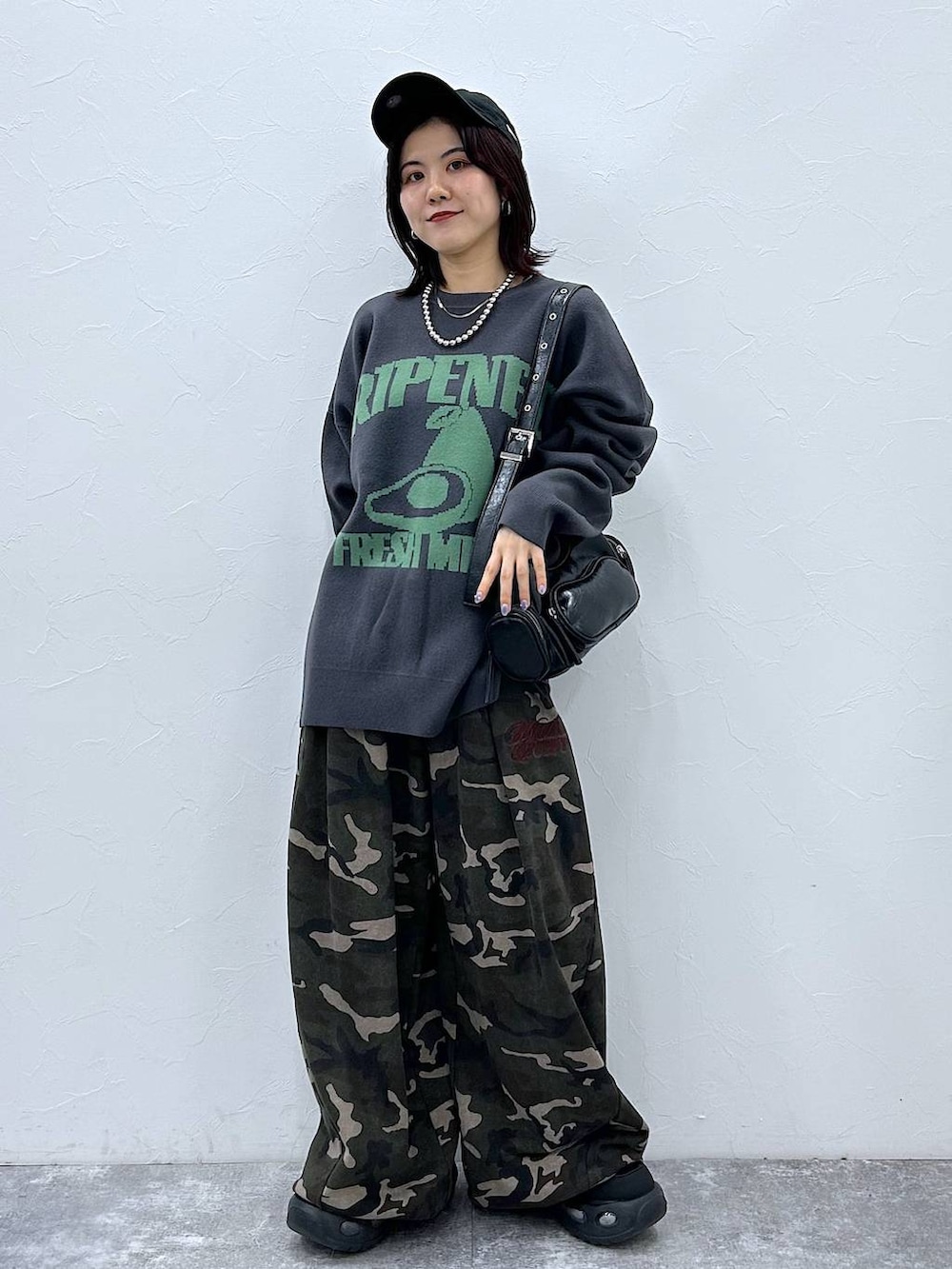 その他のスウェットパンツ、グレー系のニット/セーター、ブラック系のキャップを着用したレディースの秋コーディネートの2枚目の写真