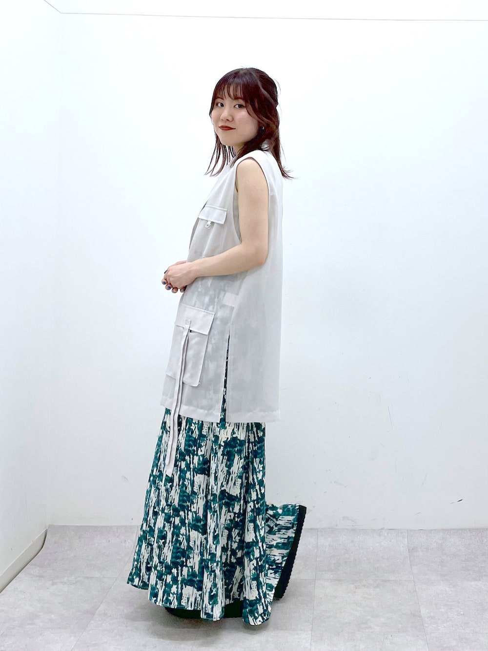 「お出かけコーデ日記、厚底シューズ、春夏コーデ、初夏コーデ、休日スタイル、低身長、PAGEBOY、リラックススタイル、リゾートスタイル、ジレ」｜「PAGEBOYのバファーフラットサンダル（サンダル、ホワイト系）」を使った、ayaさん（レディース・152cm）の春コーディネートの4枚目の写真