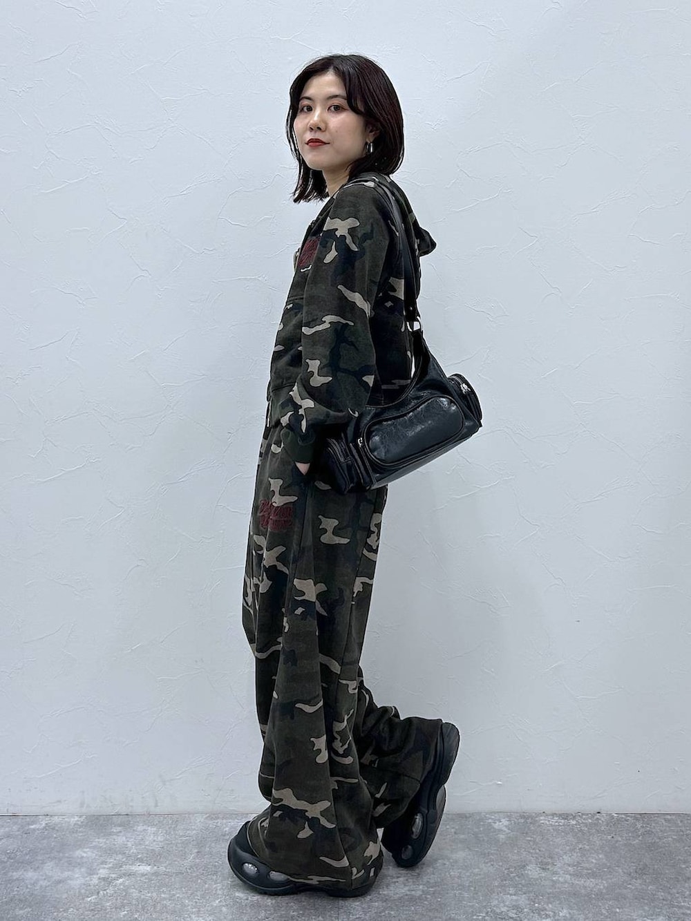 その他のスウェットパンツを着用したレディースの秋コーディネートの5枚目の写真