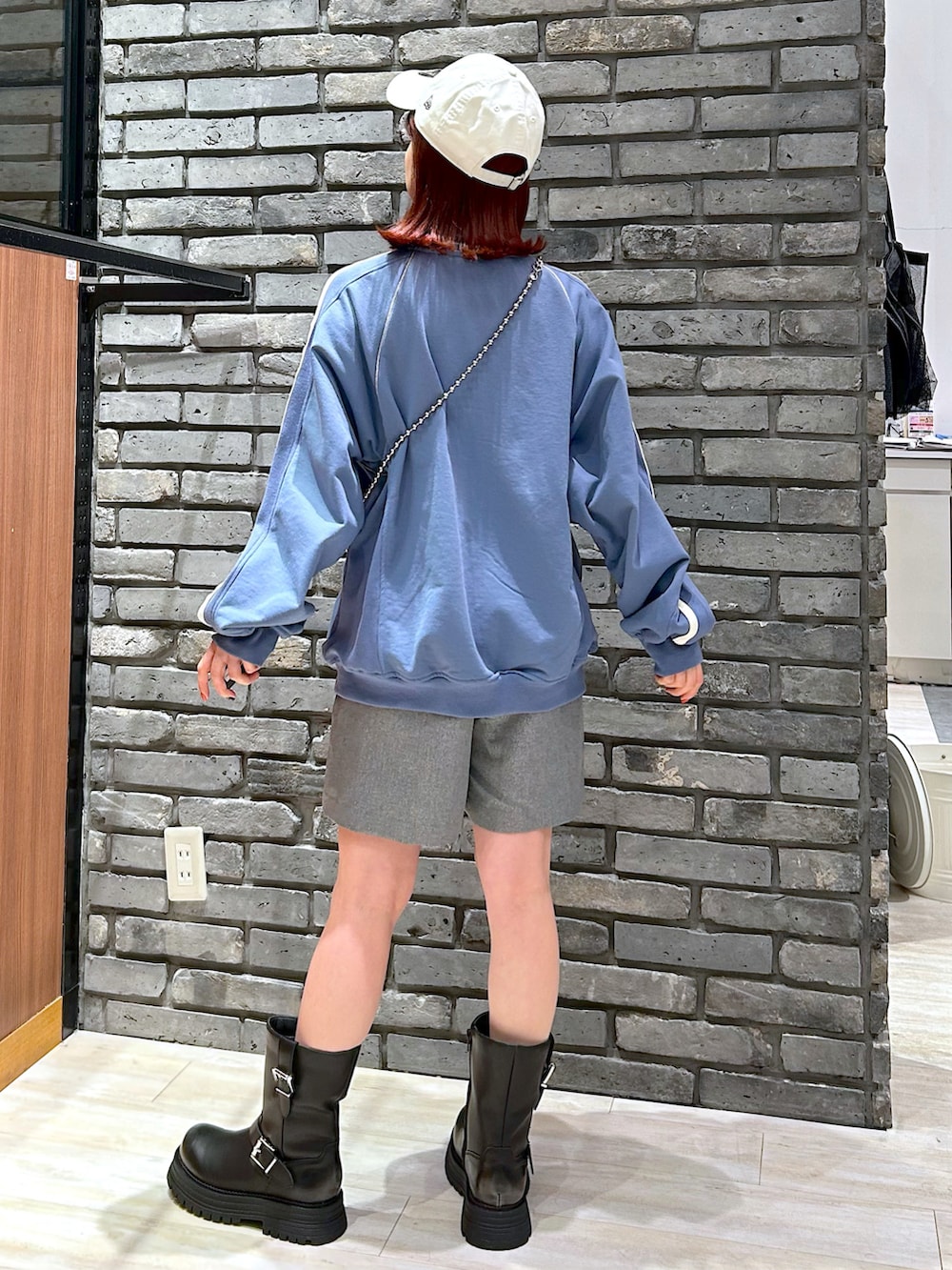 「春先取り、ラフコーデ、シンプルスタイル、オーバーサイズ、パンツスタイル、グレー、パンツコーデ、ブーツスタイル、PAGEBOY、キャップ、トラックスウェット、メンズライク」｜「PAGEBOYのアソートエンジニアブーツ（ブーツ、ブラック系）」を使った、ayaさん（骨格ウェーブ・レディース・152cm）の冬コーディネートの5枚目の写真