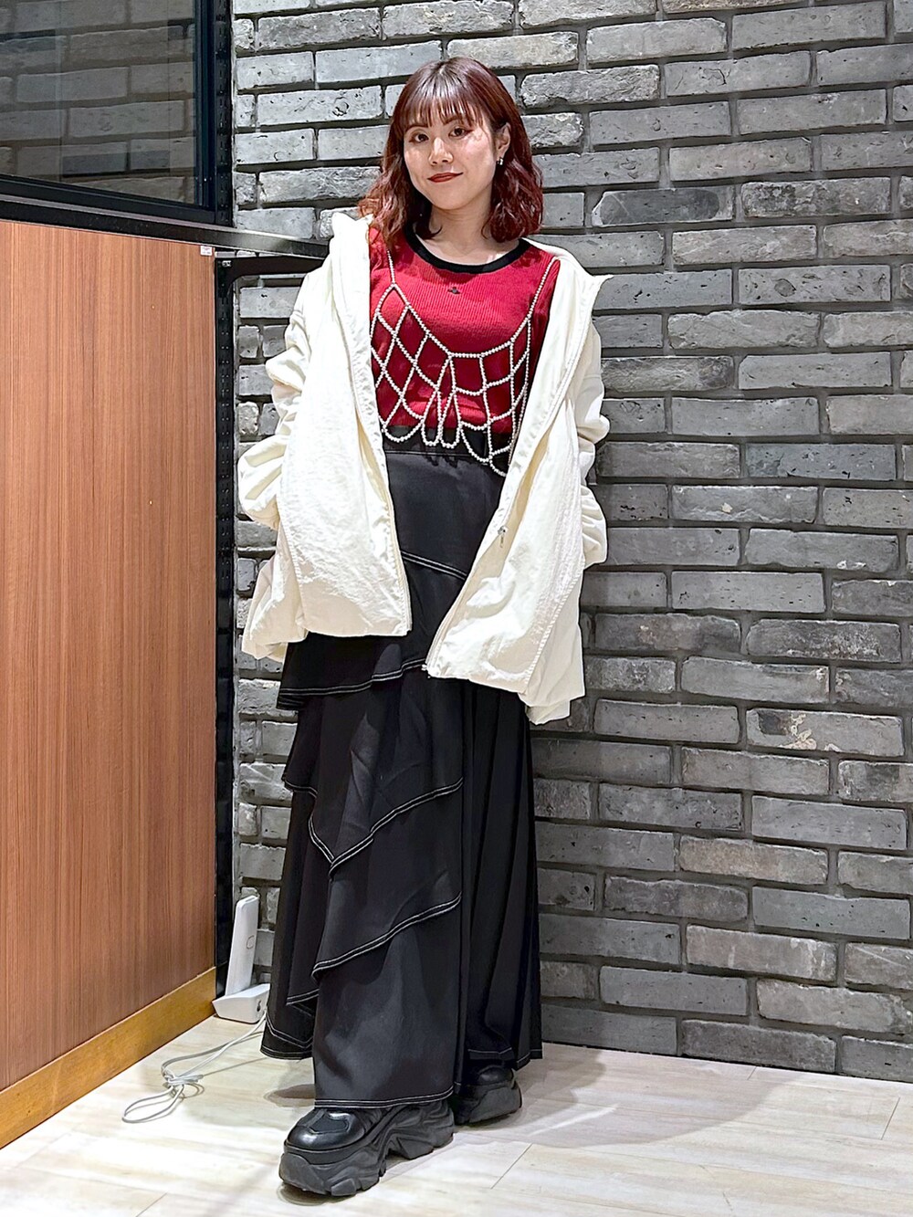 「クリスマスに着たい服、ニット、テーマパークコーデ、マイベストコーデ2024、冬コーデ、休日スタイル、赤、きれいめカジュアル、PAGEBOY、骨格ウェーブ」｜「PAGEBOYのバルーンMA-1（MA-1、ホワイト系）」を使った、ayaさん（レディース・152cm）の冬コーディネートの2枚目の写真