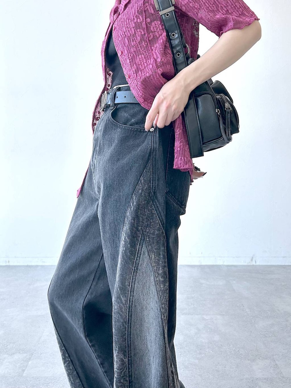 「低身長、カジュアル、差し色コーデ、休日コーデ、PAGEBOY、どっと変わっちゃえ、骨格ウェーブ_PAGEBOY」｜「PAGEBOYのアウトポケットBAG（ショルダーバッグ、ブラック系）」を使った、ayaさん（レディース・152cm）の夏コーディネートの4枚目の写真