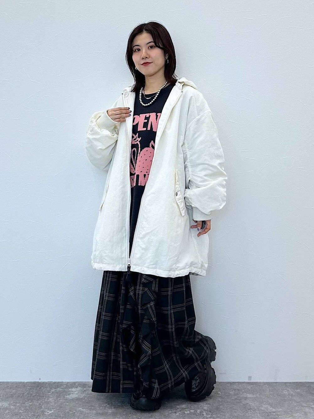 ブラック系のスニーカー、ホワイト系のブルゾン、ブルー系のニット/セーターを着用したレディースの秋コーディネートの2枚目の写真