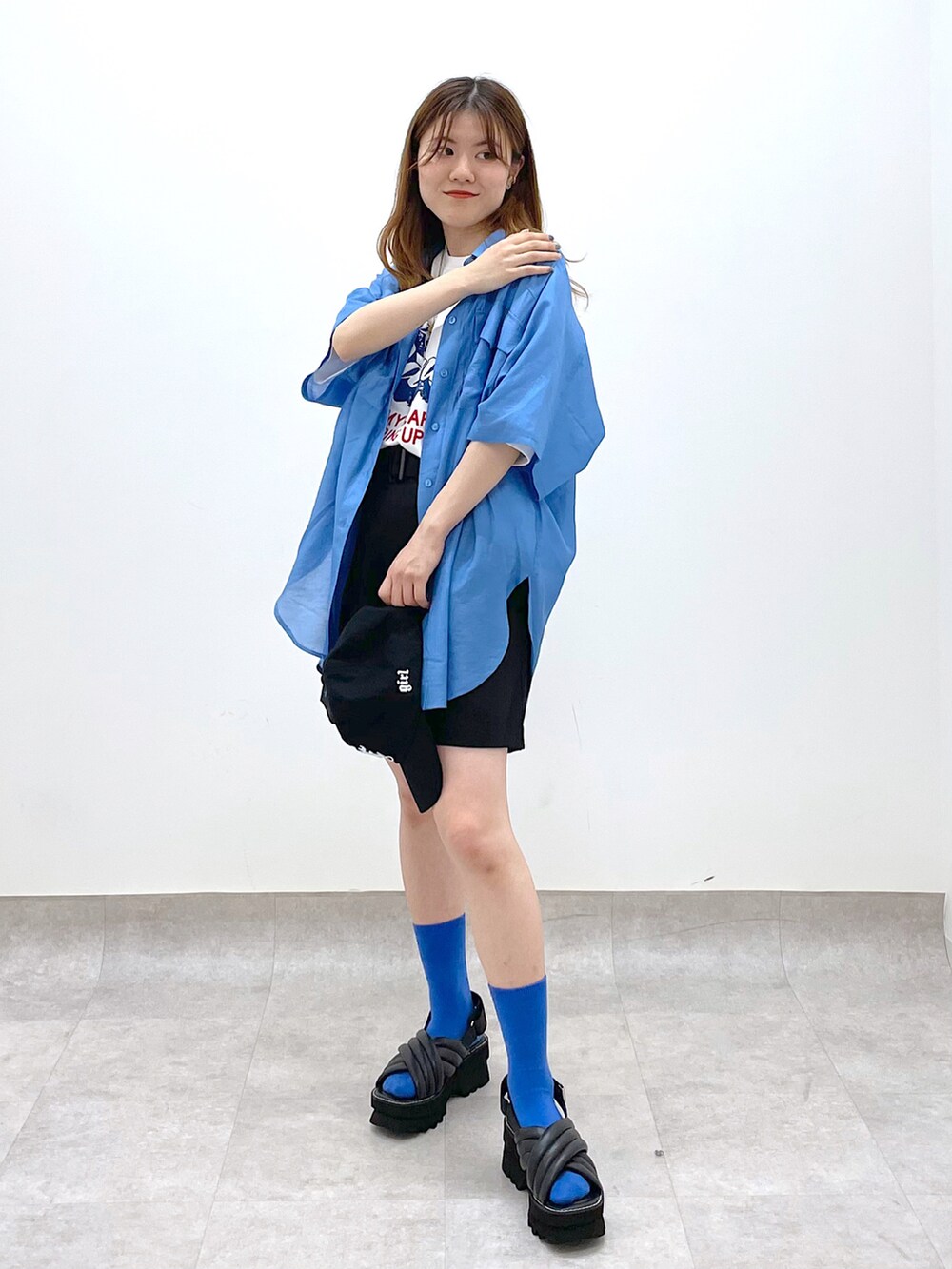 「カラーコーデ、カラーシャツ、PAGEBOY、pageboylim、ロゴT、ハーフパンツ、厚底シューズ、厚底サンダル、白Tシャツ、アウトドアスタイル、夏コーデ、シャツスタイル、休日スタイル、真夏のアクティブスタイル」｜「PAGEBOYのボリュームクロススポサン（サンダル、ブラック系）」を使った、ayaさん（レディース・152cm）の春コーディネートの3枚目の写真