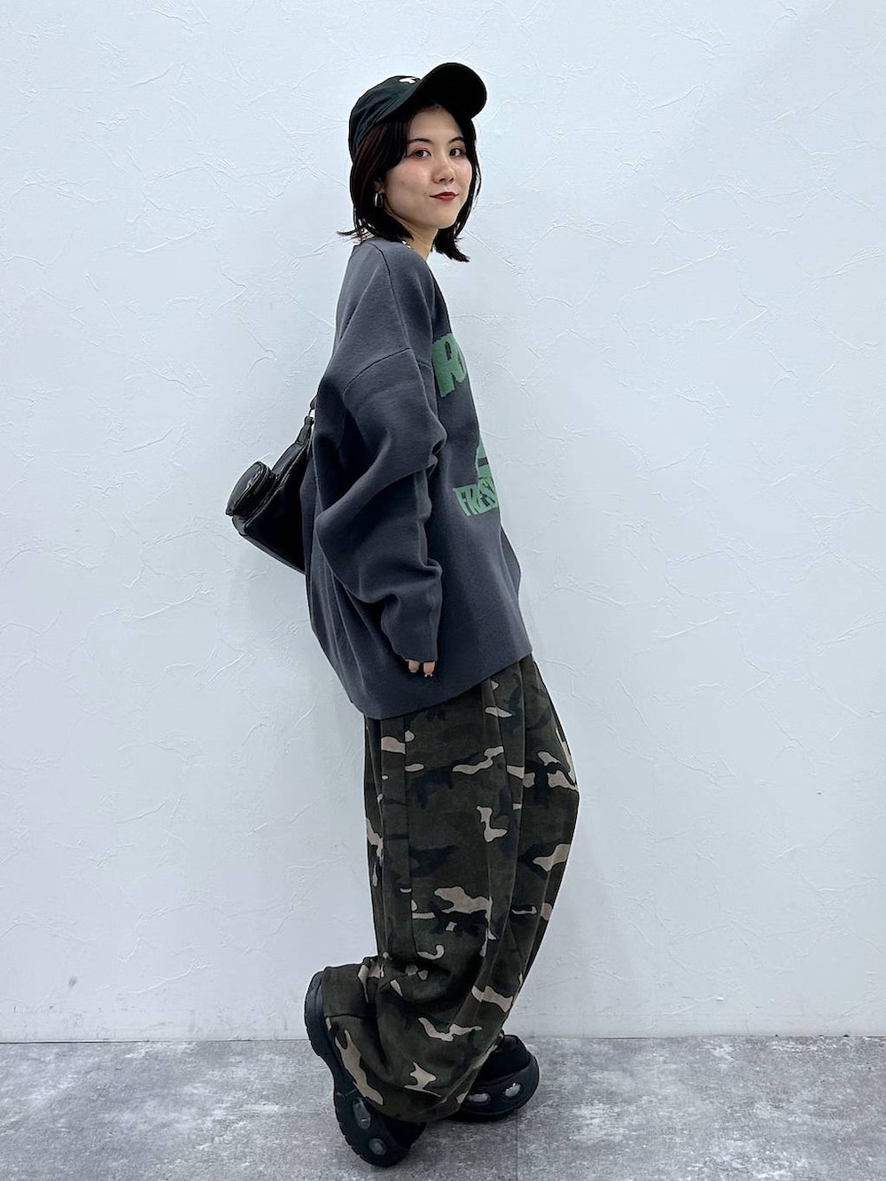 その他のスウェットパンツ、グレー系のニット/セーター、ブラック系のキャップを着用したレディースの秋コーディネートの4枚目の写真