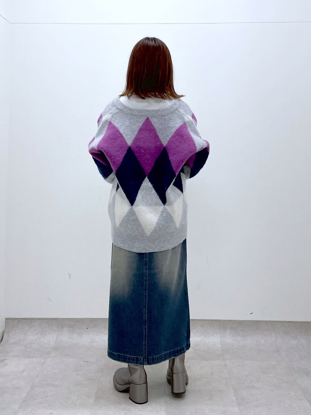 ブルー系のスカート、その他のブーツ、グレー系のカーディガン/ボレロを着用したレディースの秋コーディネートの5枚目の写真