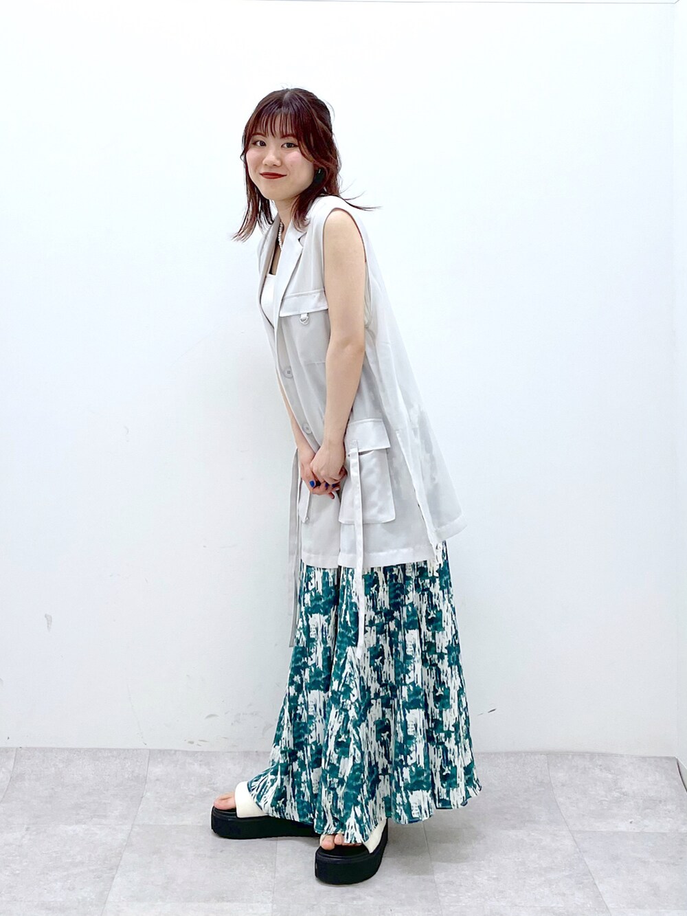 「お出かけコーデ日記、厚底シューズ、春夏コーデ、初夏コーデ、休日スタイル、低身長、PAGEBOY、リラックススタイル、リゾートスタイル、ジレ」｜「PAGEBOYのバファーフラットサンダル（サンダル、ホワイト系）」を使った、ayaさん（レディース・152cm）の春コーディネートの3枚目の写真