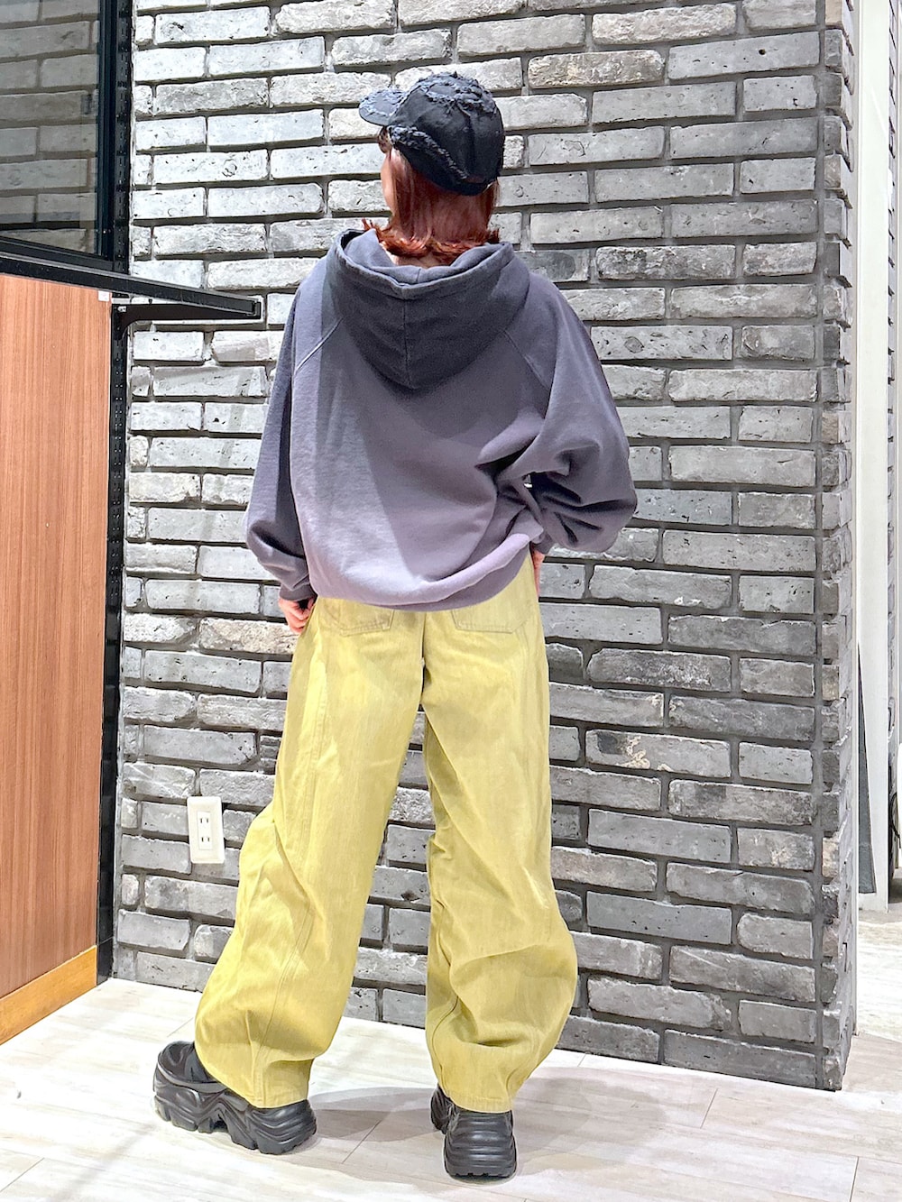 「今日のコーデ、春服コーデ、ゆるコーデ、グレー、ラクチンコーデ、キャップ、デニム、ラフコーデ、春カラー、PAGEBOY、PBLIM」｜「PBLIMの《UNISEX》バルーンデニム（デニムパンツ、イエロー系）」を使った、ayaさん（骨格ウェーブ・レディース・152cm）の春コーディネートの5枚目の写真