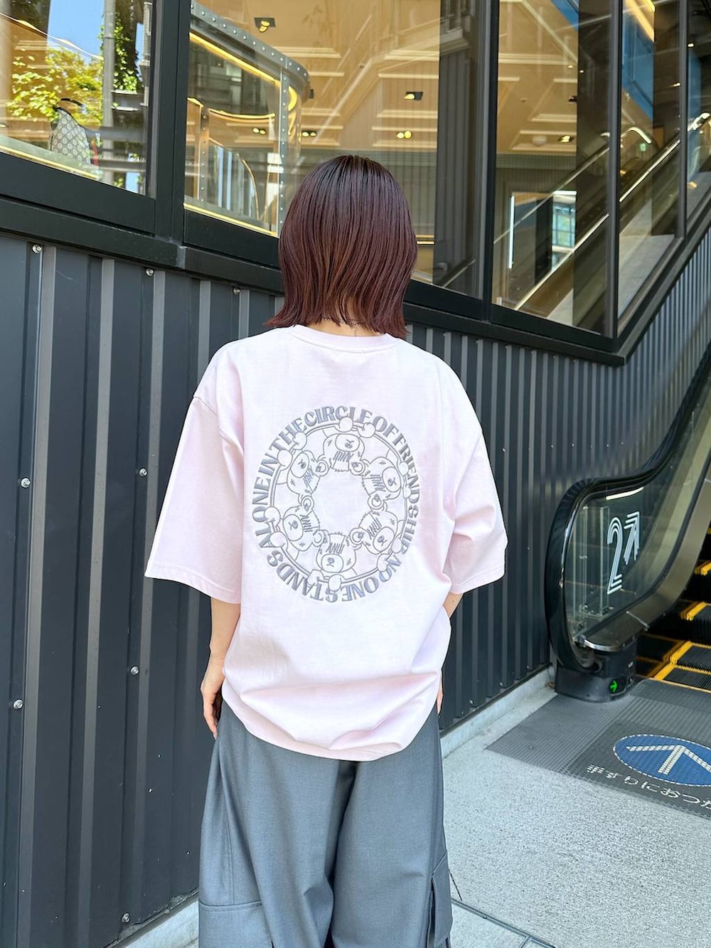 「低身長、カジュアル、差し色コーデ、休日コーデ、PAGEBOY、どっと変わっちゃえ、骨格ウェーブ_PAGEBOY、Anui」｜「Anuiの【UNISEX/3サイズ展開】TRタックパラシュートパンツ（カーゴパンツ、グレー系）」を使った、ayaさん（レディース・152cm）の春コーディネートの7枚目の写真