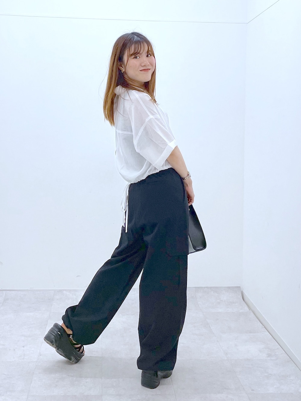 「厚底サンダル、シアーシャツ、シンプルコーデ、モノトーン、カーゴパンツ、PAGEBOY、夏コーデ、韓国ファッション、今日のコーデ、アウトドアスタイル」｜「PAGEBOYのワイドストラップショルダー（ショルダーバッグ、ブラック系）」を使った、ayaさん（レディース・152cm）の夏コーディネートの5枚目の写真