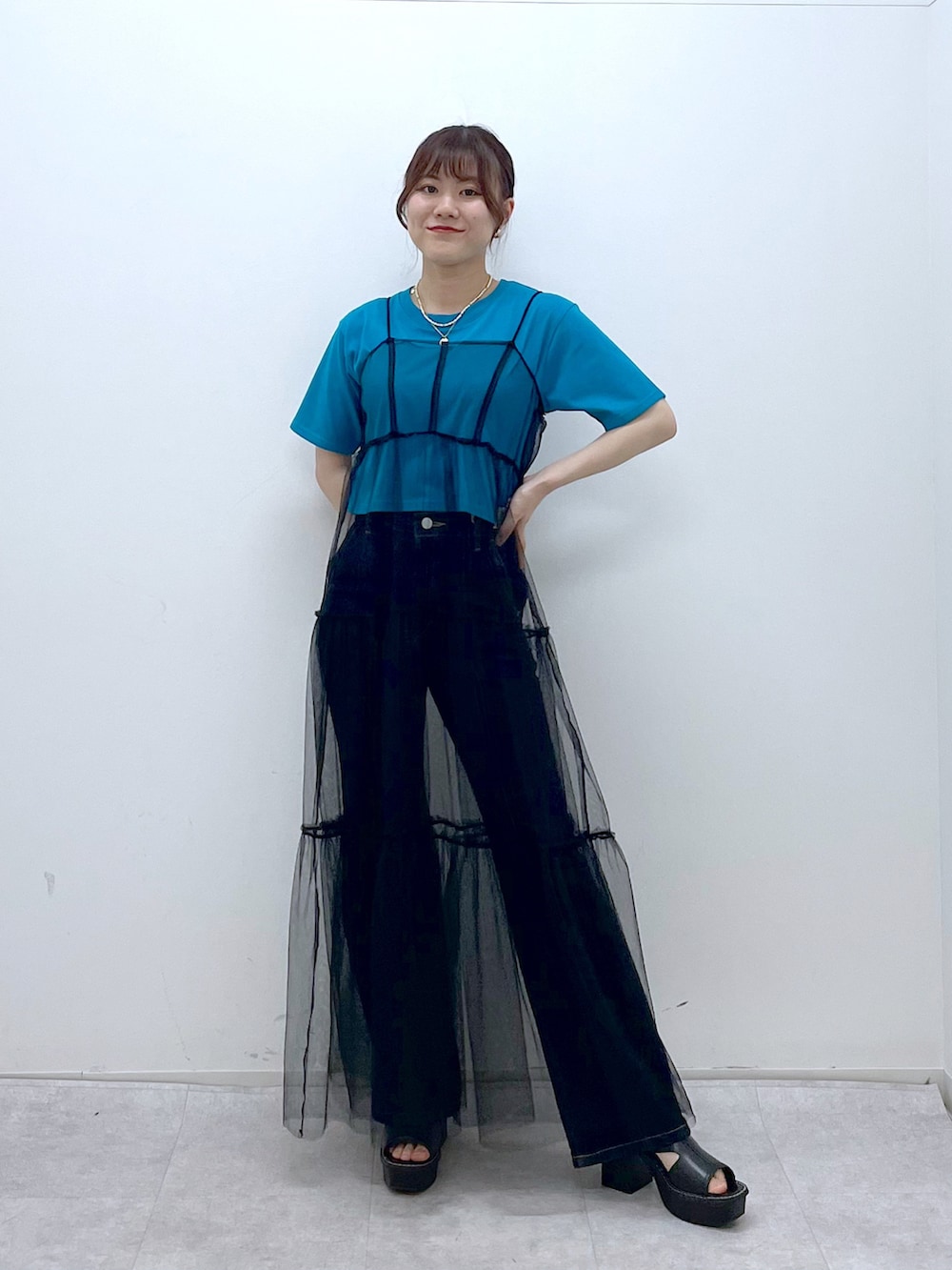 「このスタイルがお気に入り、レイヤードスタイル、キャミワンピ、厚底シューズ、お出かけコーデ、夏だ！Tシャツ着よう！、夏コーデ、休日スタイル、PAGEBOY、チュール」｜「PAGEBOYのマルチファンクションコンパクトT（Tシャツ/カットソー、ブルー系）」を使った、ayaさん（レディース・152cm）の夏コーディネートの2枚目の写真
