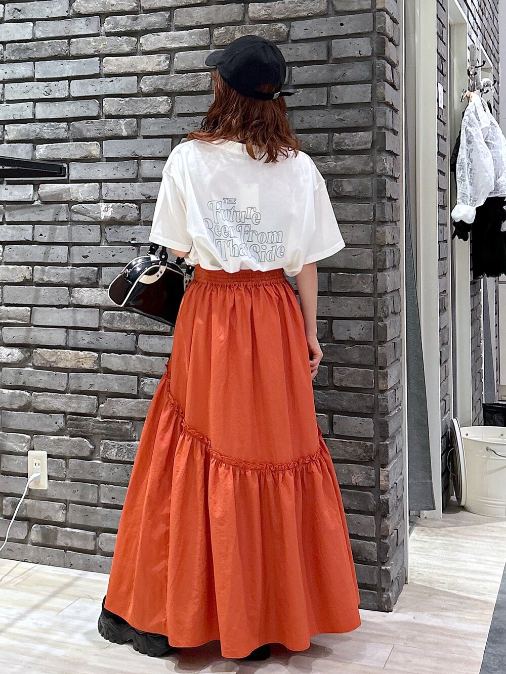 「休日スタイル、夏コーデ、白Tシャツ、スニーカー、キャップ、お出かけコーデ、ロゴT、PAGEBOY、骨格ウェーブ、スカート」｜「PAGEBOYのギャザ－ボリュームスカート（スカート、オレンジ系）」を使った、ayaさん（レディース・152cm）の夏コーディネートの5枚目の写真