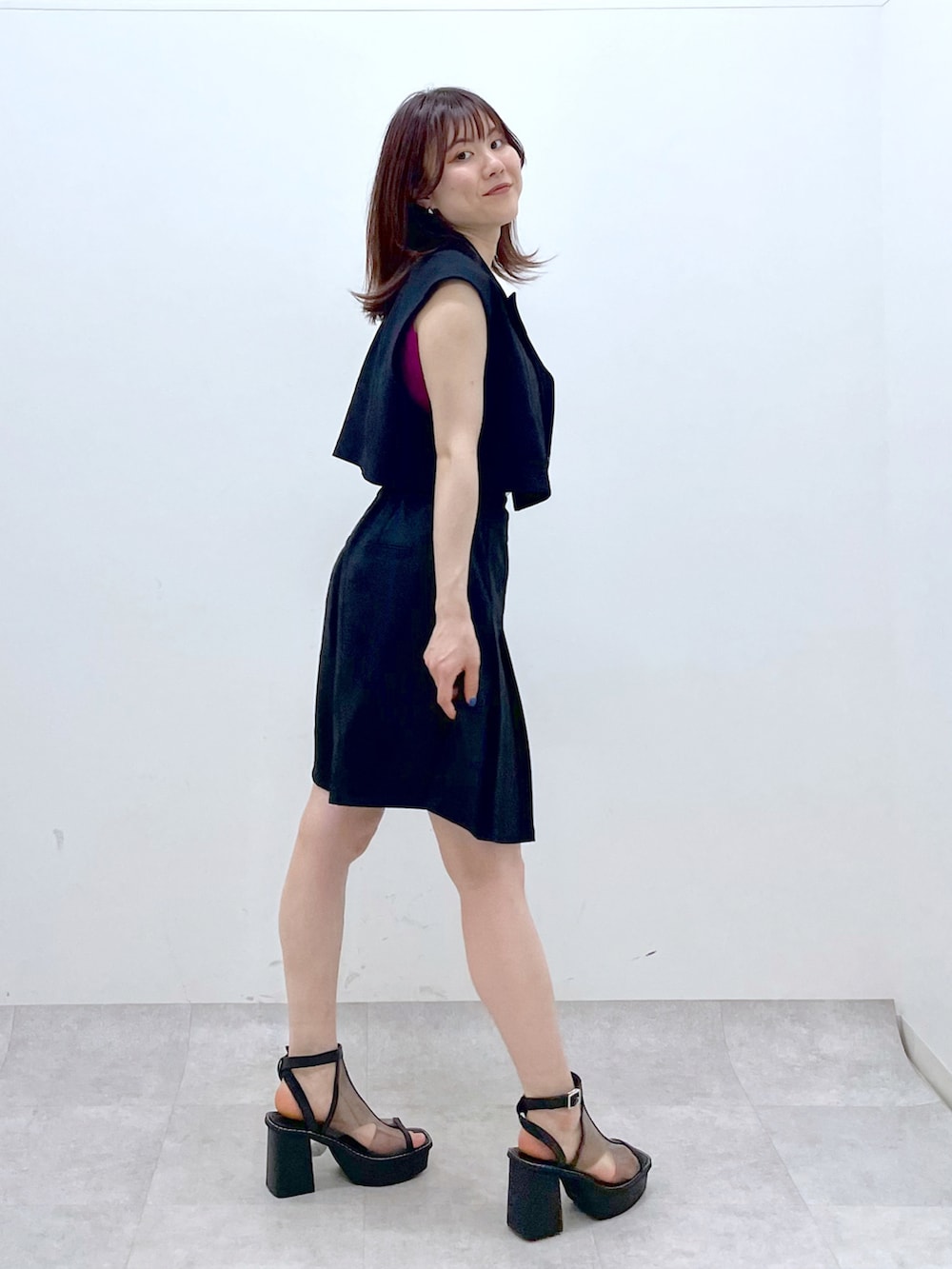 「厚底シューズ、セットアップ、春夏コーデ、初夏コーデ、休日スタイル、夏コーデ、PAGEBOY、着回しコーデ、低身長コーデ、骨格ウェーブ」｜「PAGEBOYのショートベスト（その他アウター、ブラック系）」を使った、ayaさん（レディース・152cm）の春コーディネートの4枚目の写真